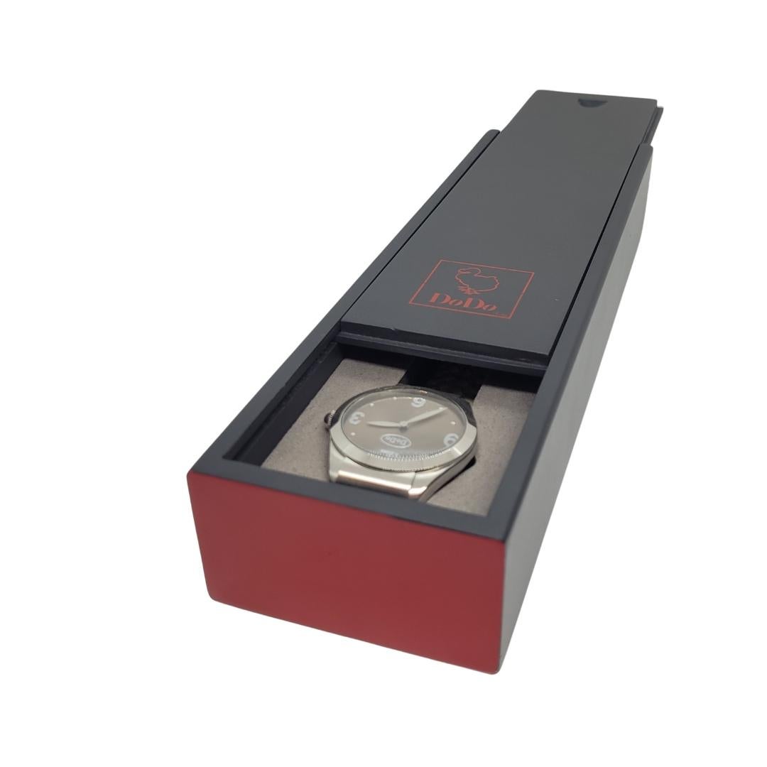 Moderne Montre-bracelet italienne DoDo, acier et cuir, 21e siècle, Nouveau