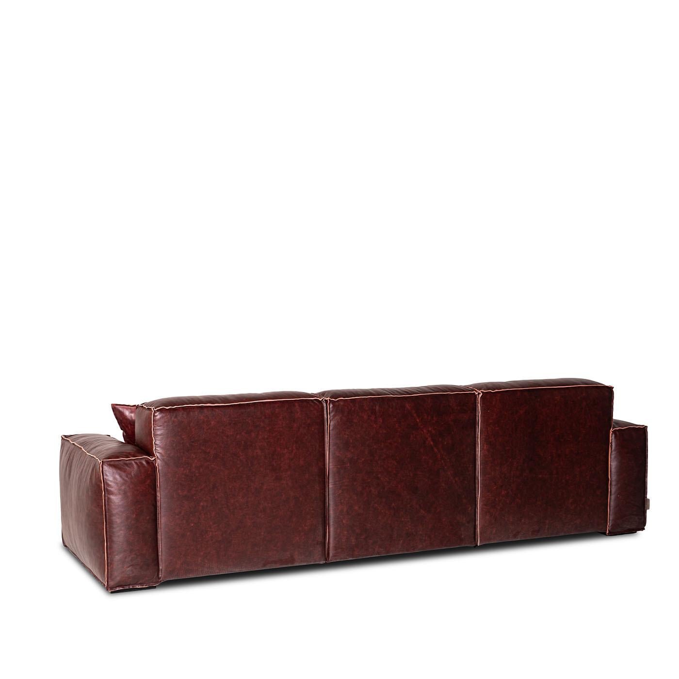 With its deep mahogany leather and structured profile, this modular sofa embodies timeless luxury. The wide, cushioned seats, available in multiple depths, ensure superior relaxation, while the solid beechwood frame guarantees stability. Fine