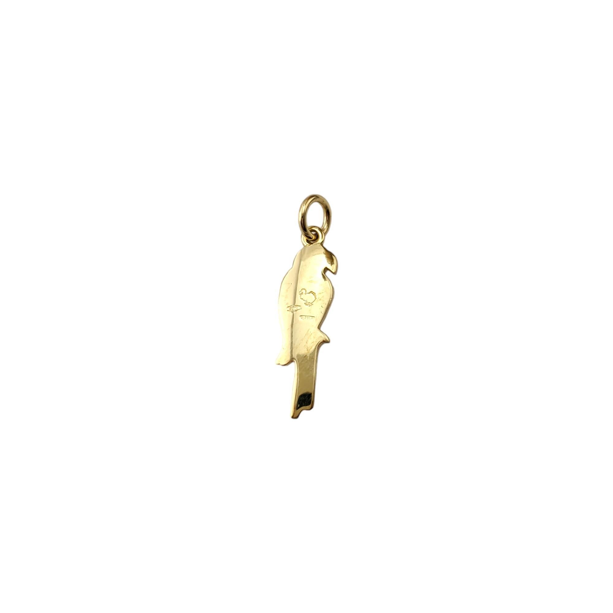 Dodo Pomellato 18K Yellow Gold Parrot Charm 

Elegant charm depicting a parrot in 18K yellow gold.

Hallmark: 750 351 AU

Weight: 2.1 g/1.4 dwt.

Size: 22.6 mm X 6.4 mm X 2.1 mm

Very good condition, professionally polished.

Will come packaged in a