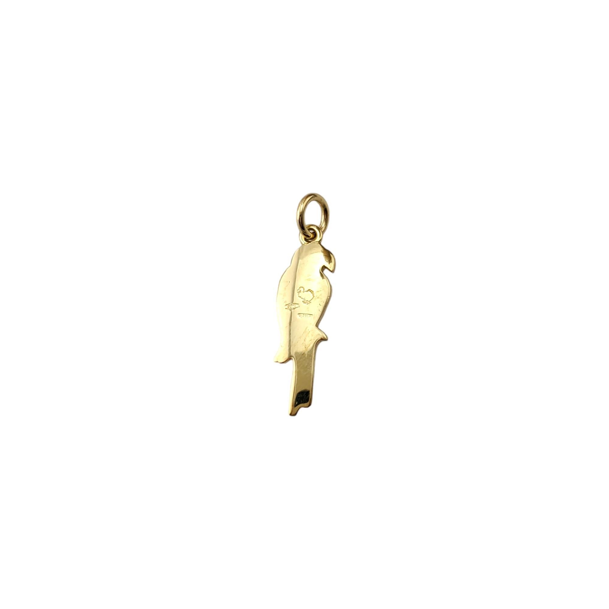 Dodo Pomellato Breloque perroquet en or jaune 18K 

Elegant charme représentant un perroquet en or jaune 18 carats.

Poinçon : 750 351 AU

Poids : 2,1 g/1,4 dwt.

Taille : 22,6 mm X 6,4 mm X 2,1 mm

Très bon état, polissage professionnel.

Il sera