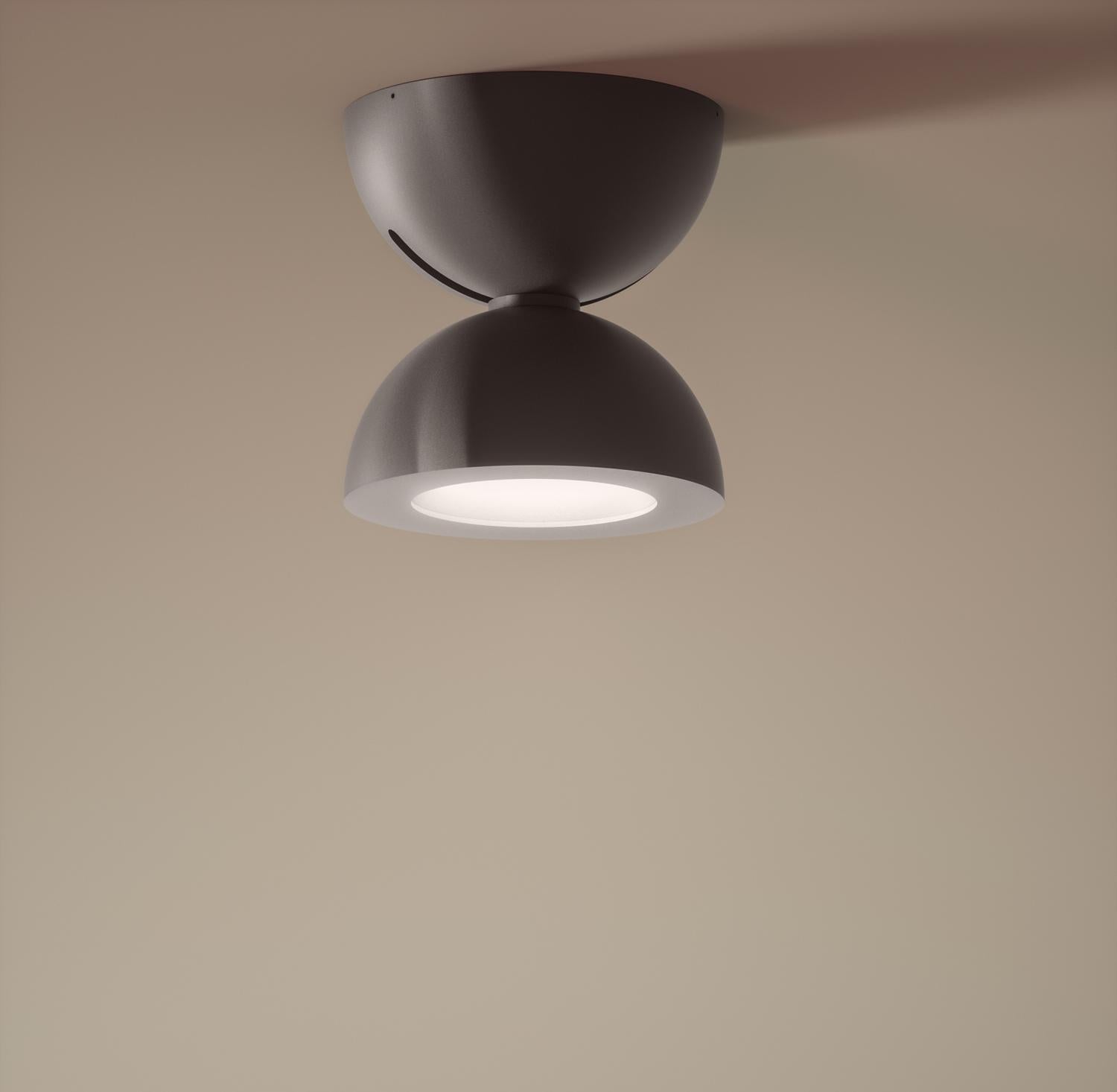 Compatto e performante, DoDot è composto da due piccoli emisferi che possono essere orientati di +/- 46° ed è caratterizzato dall'eccellenza tecnica in termini di potenza e qualità della luce.

Il flusso luminoso è di circa 2.000 lumen ed è