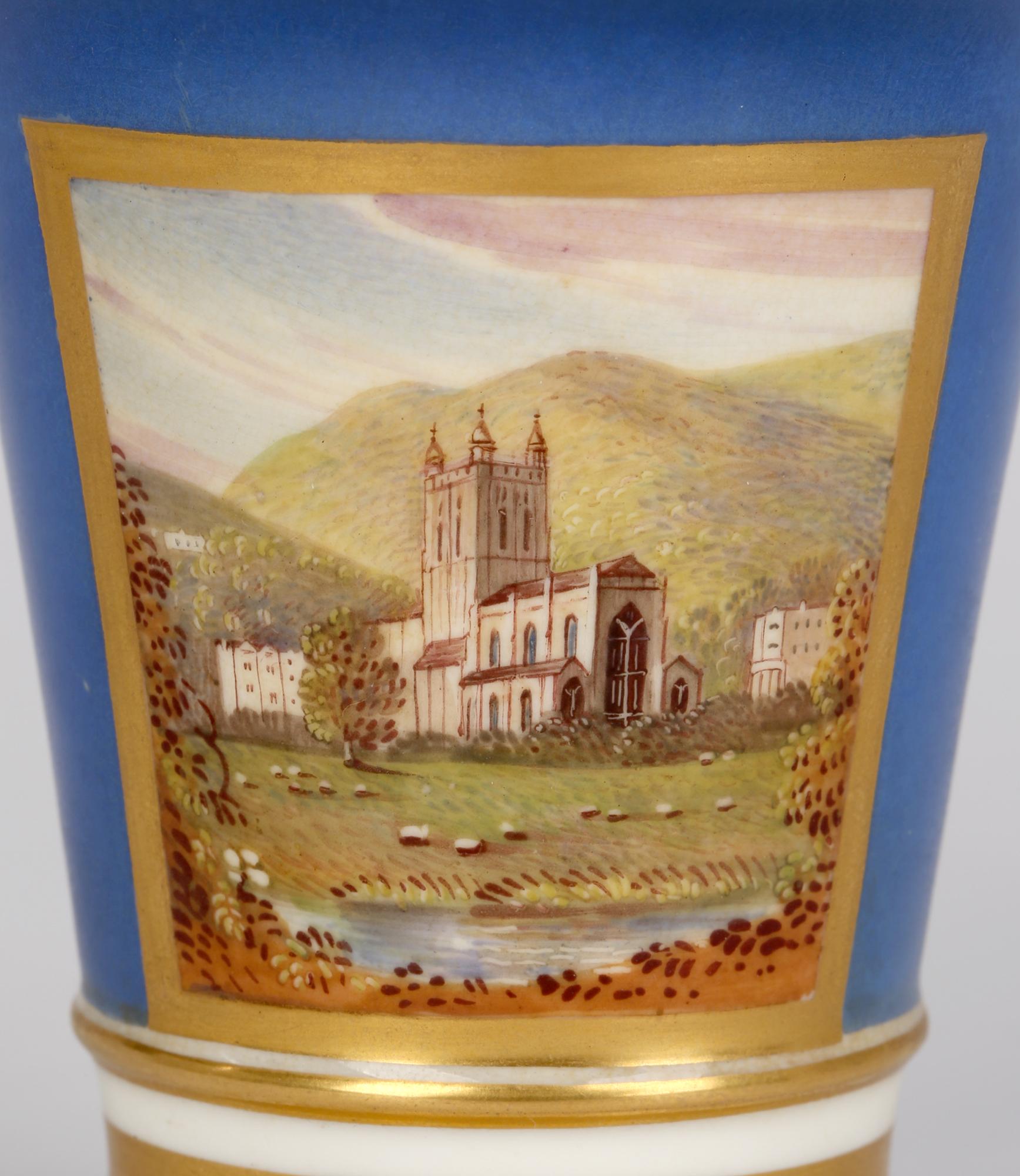 Anglais Vase de déversement Malvern Priory peint à la main par Doe & Rogers Worcester en vente