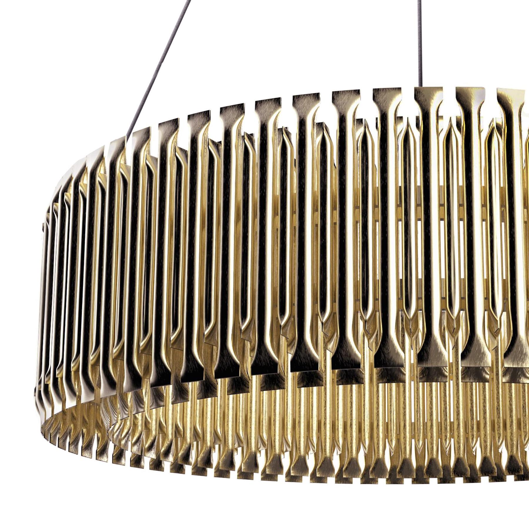 Chandelier doe round with structure and all tubes
in solid brass in brushed brass finish. With 24 bulbs,
lamp holder type G9, max 40 watt/bulb.
Bulbs not included. With 3 steel cables and brass rose
in same finish as the chandelier. With 100cm
