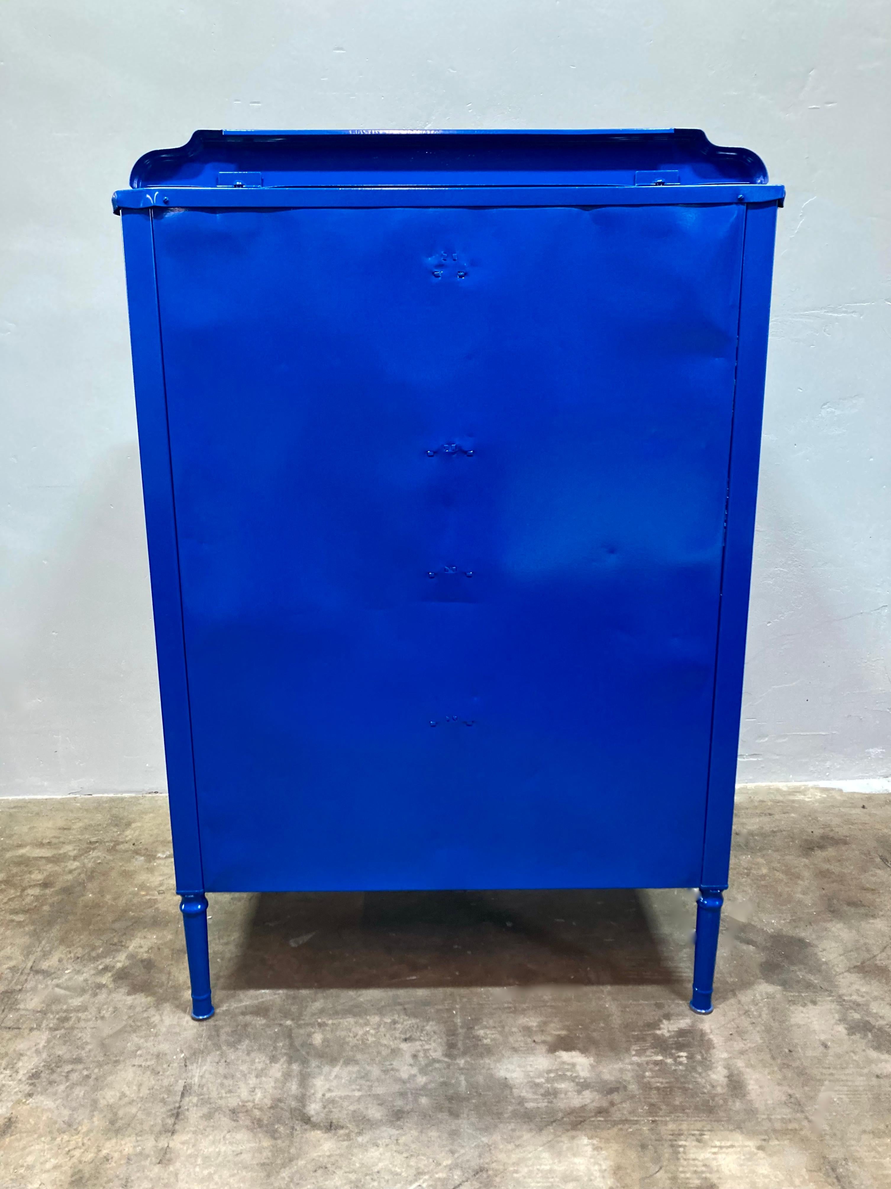 Cómoda de acero Doehler 1920-30 - Repintada en crema y azul en Excelente estado para la venta en Alhambra, CA