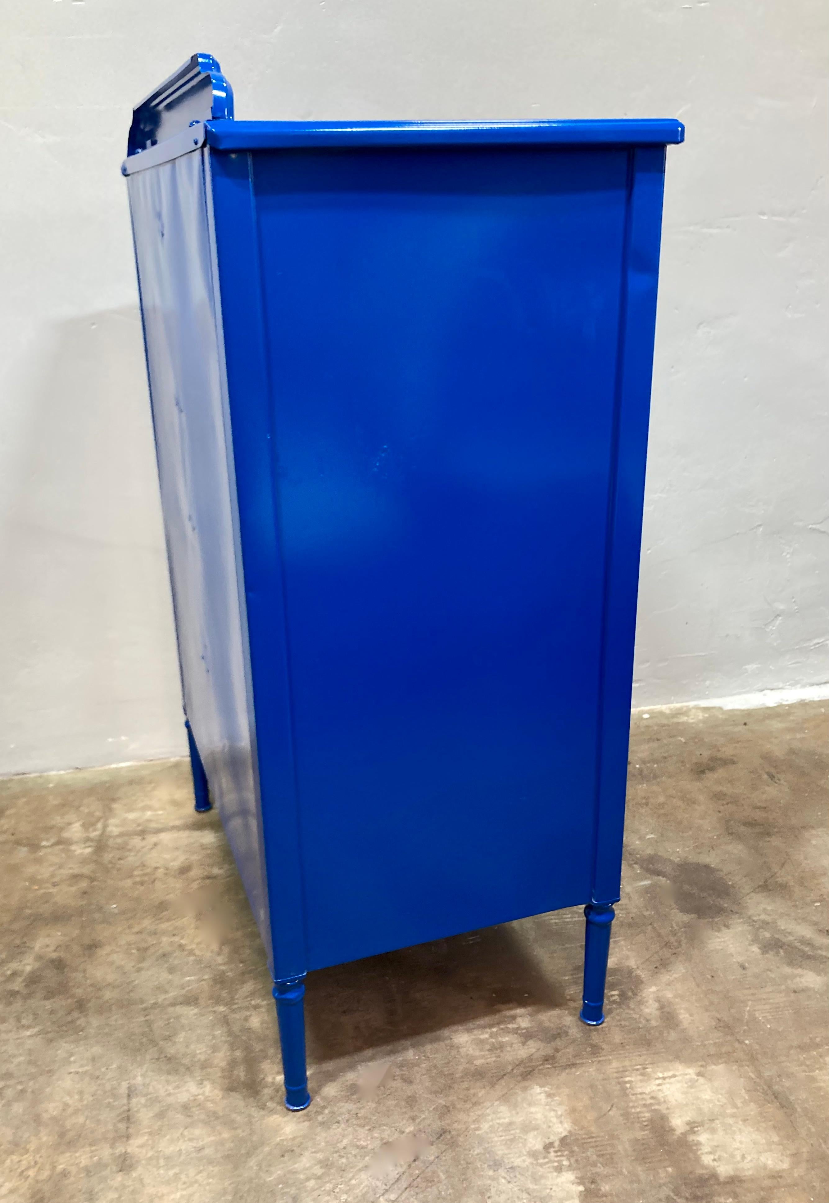 Cómoda de acero Doehler 1920-30 - Repintada en crema y azul siglo XX en venta