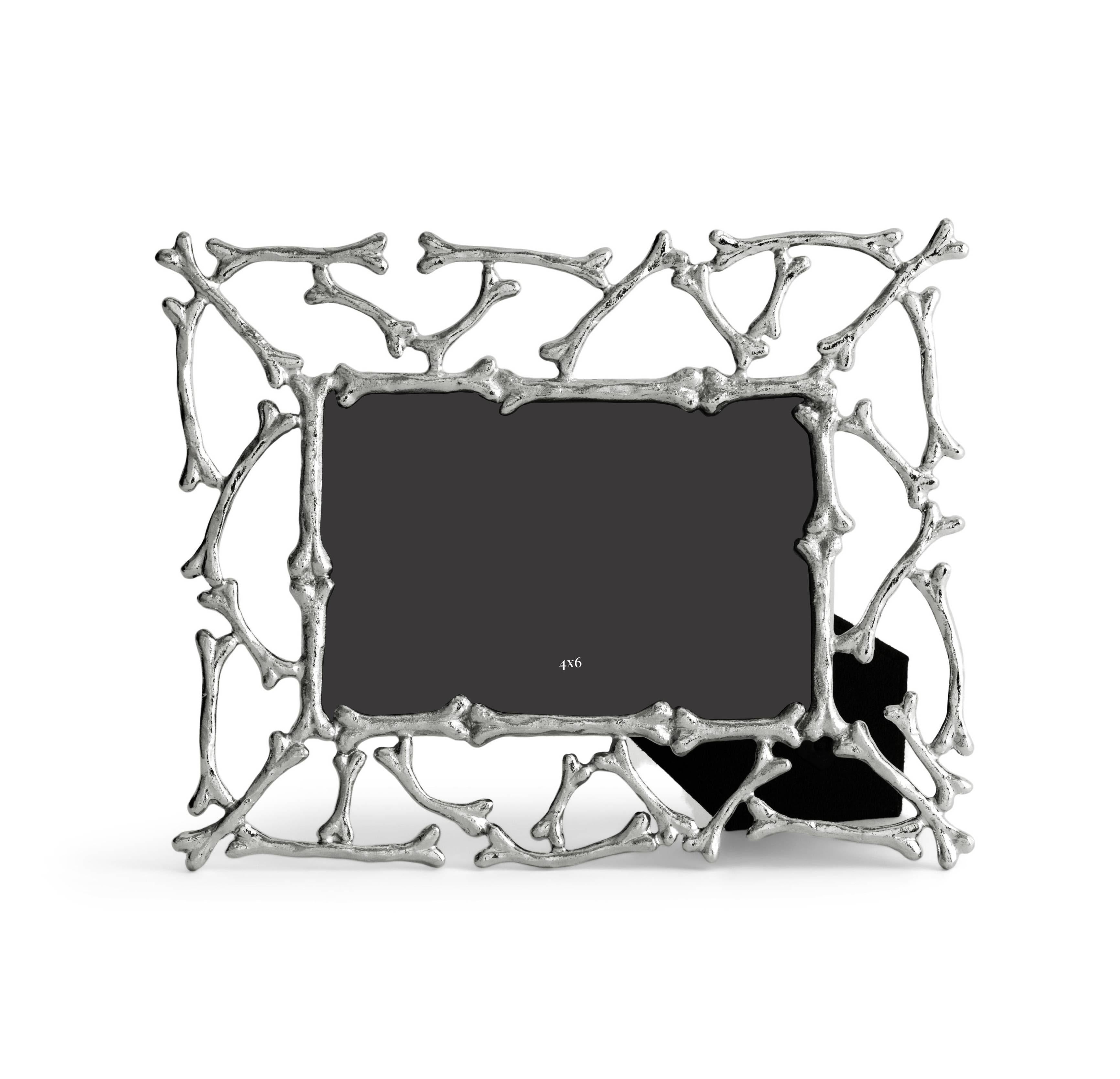 Marco de fotos de hueso de perro de metal plateado.

Exhibe los recuerdos de tu mascota favorita en este encantador marco de fotos con forma de hueso de perro. Fabricado en metal plateado, el marco presenta un intrincado dibujo de huesos de perro