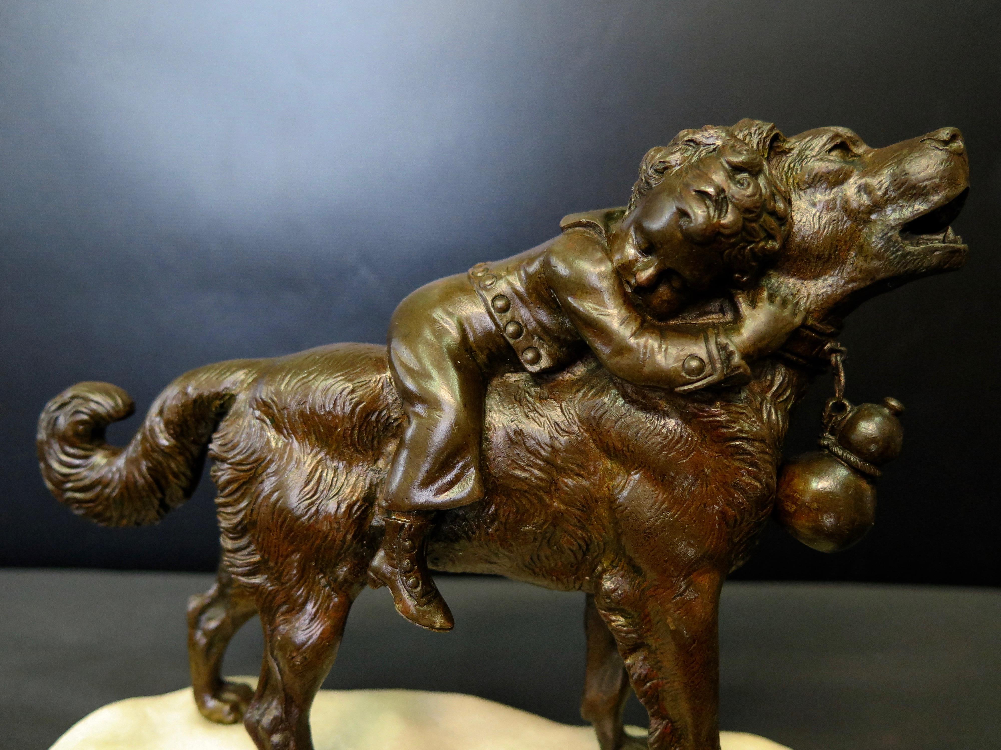 Cette charmante sculpture française en bronze du XIXe siècle représente un jeune garçon, en sécurité, avec le meilleur ami de l'homme (et le sien), un chien ! Le sculpteur invite tous les spectateurs à profiter de cette scène agréable et captivante.