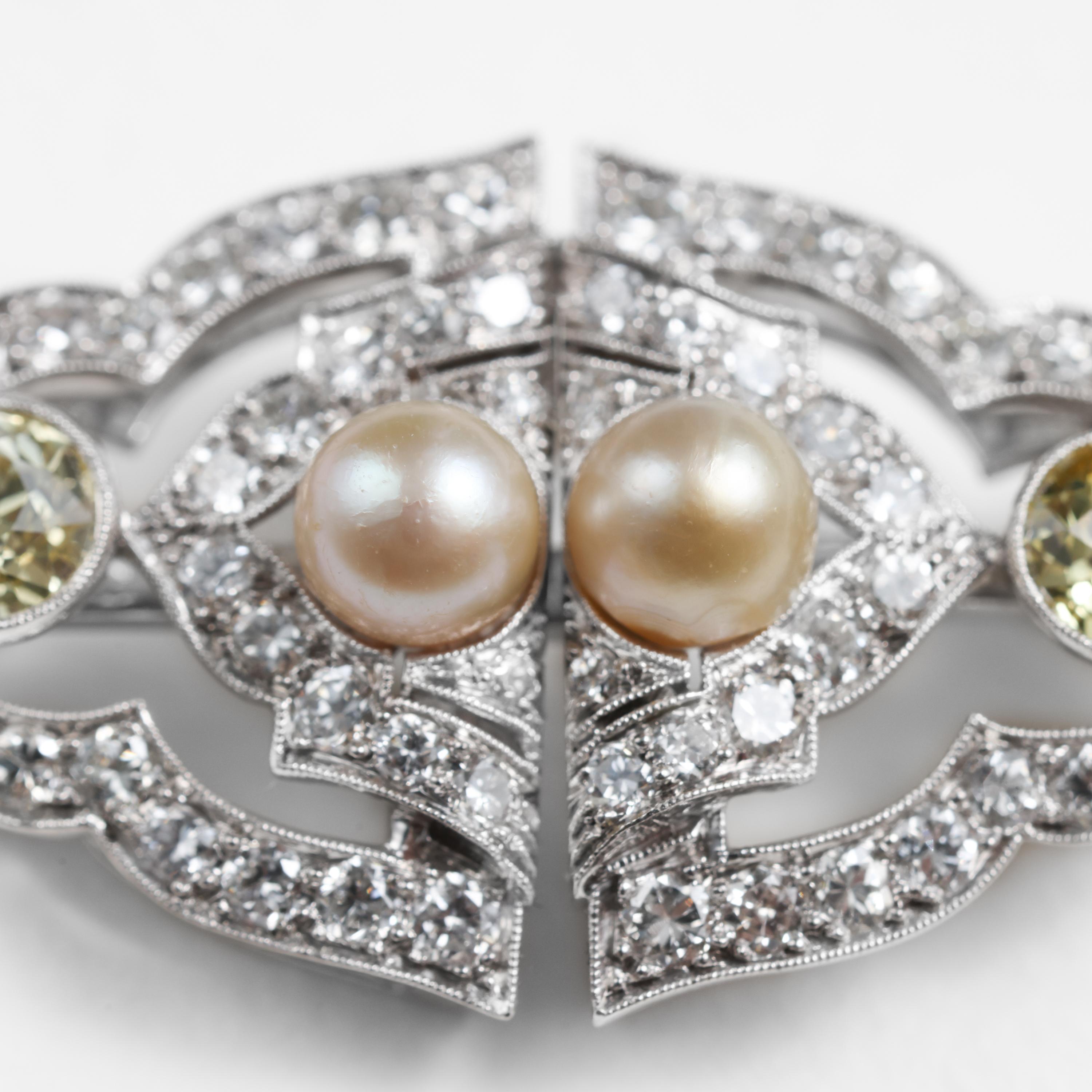 Femenino o masculino Broche Art Decó o Collar de Perro, Diamantes Amarillos y Perlas Naturales, Platino, GIA