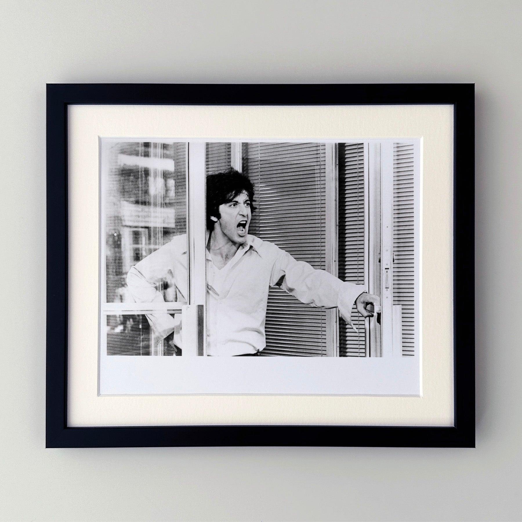 Original 8x10 Zoll Publicity Film Still für Dog Day Afternoon (1975) mit Al Pacino in der Hauptrolle und unter der Regie von Sidney Lumet.

Werbefotos (Film/Produktion) wurden erstellt, um die Studios bei der Werbung für ihre neuen Filme zu