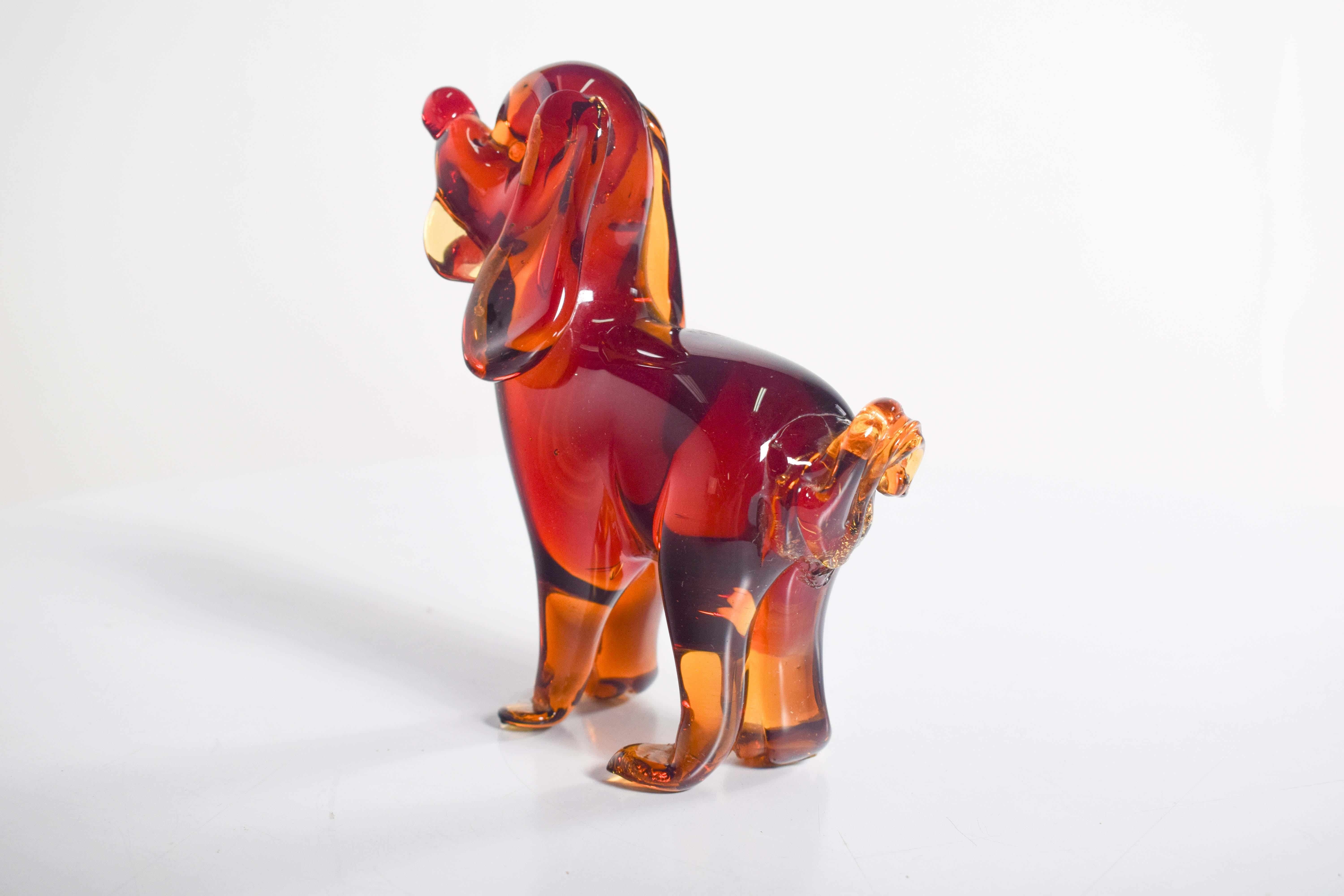 Mid-Century moderno Figurina di cane realizzata in vetro vibrante rosso e arancione in vendita