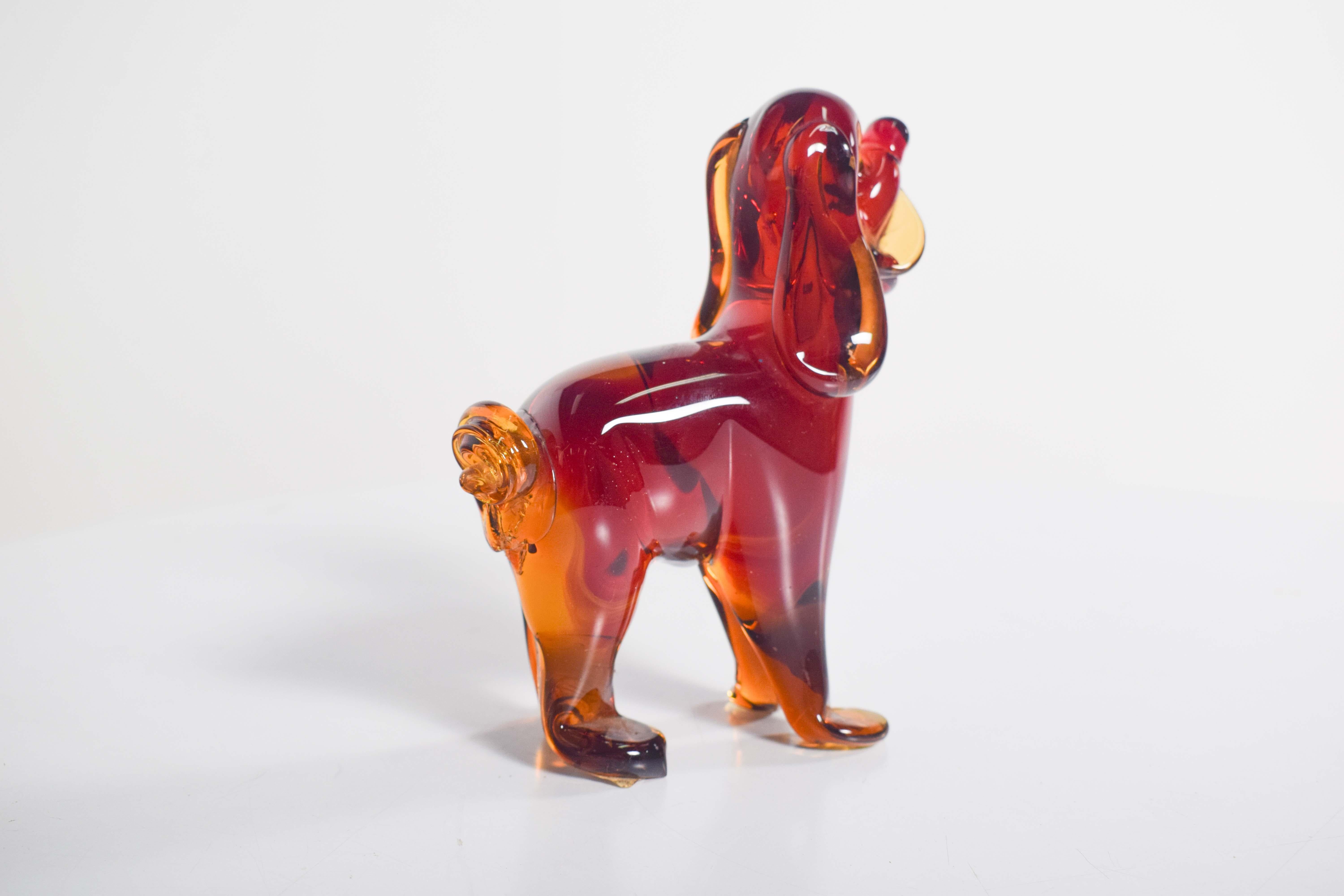 Portoghese Figurina di cane realizzata in vetro vibrante rosso e arancione in vendita
