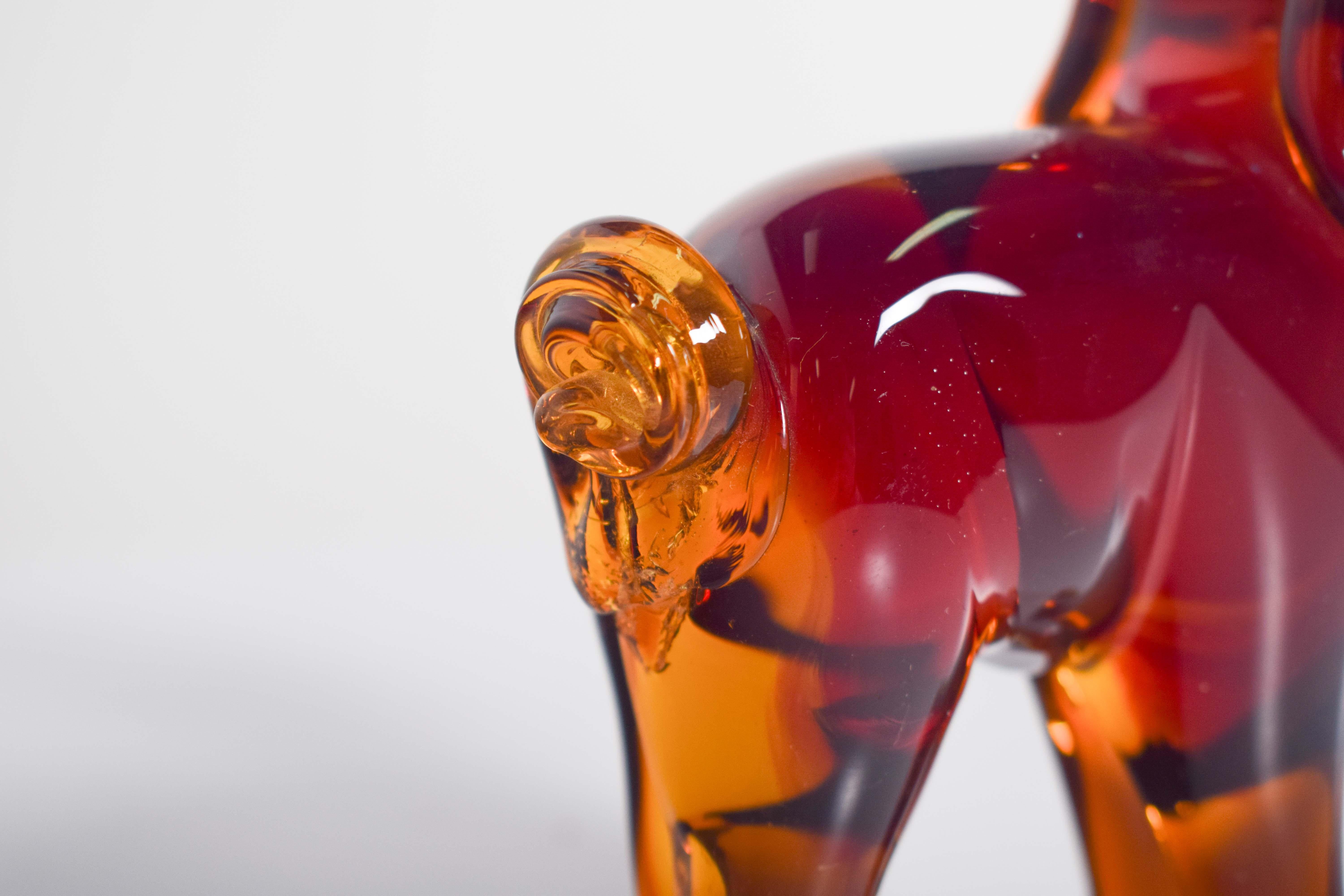 XX secolo Figurina di cane realizzata in vetro vibrante rosso e arancione in vendita