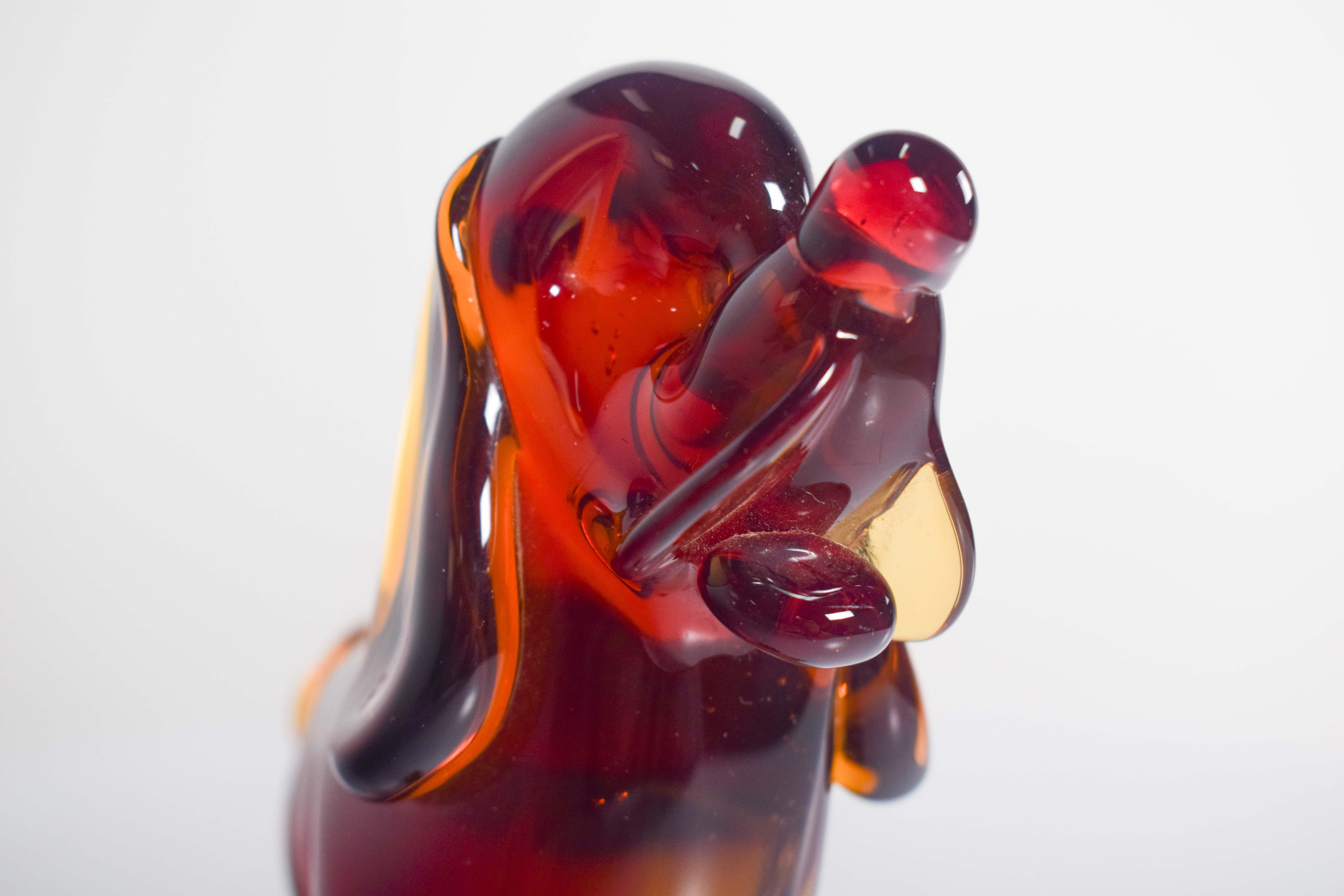 Vetro Figurina di cane realizzata in vetro vibrante rosso e arancione in vendita