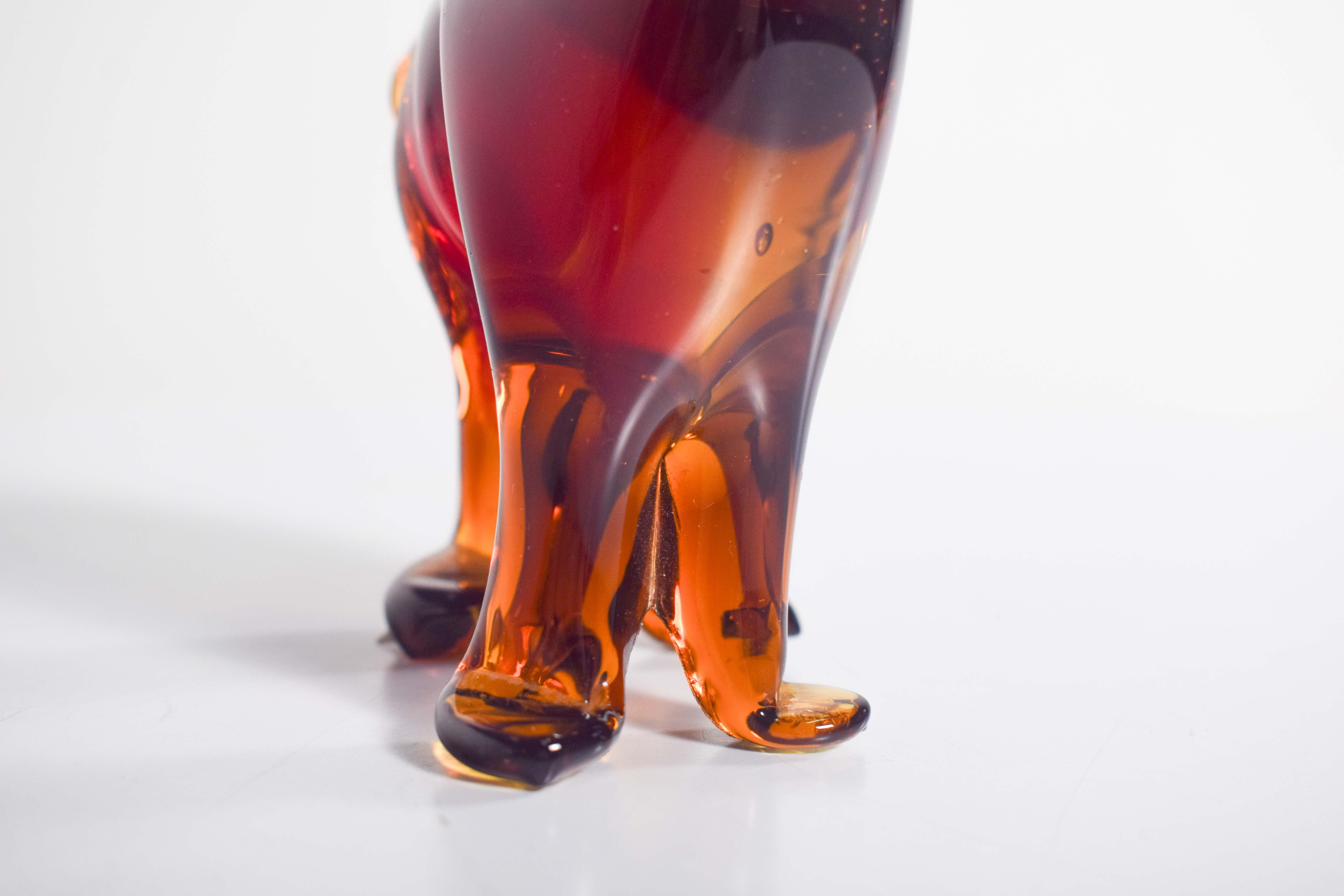 Figurina di cane realizzata in vetro vibrante rosso e arancione in vendita 1