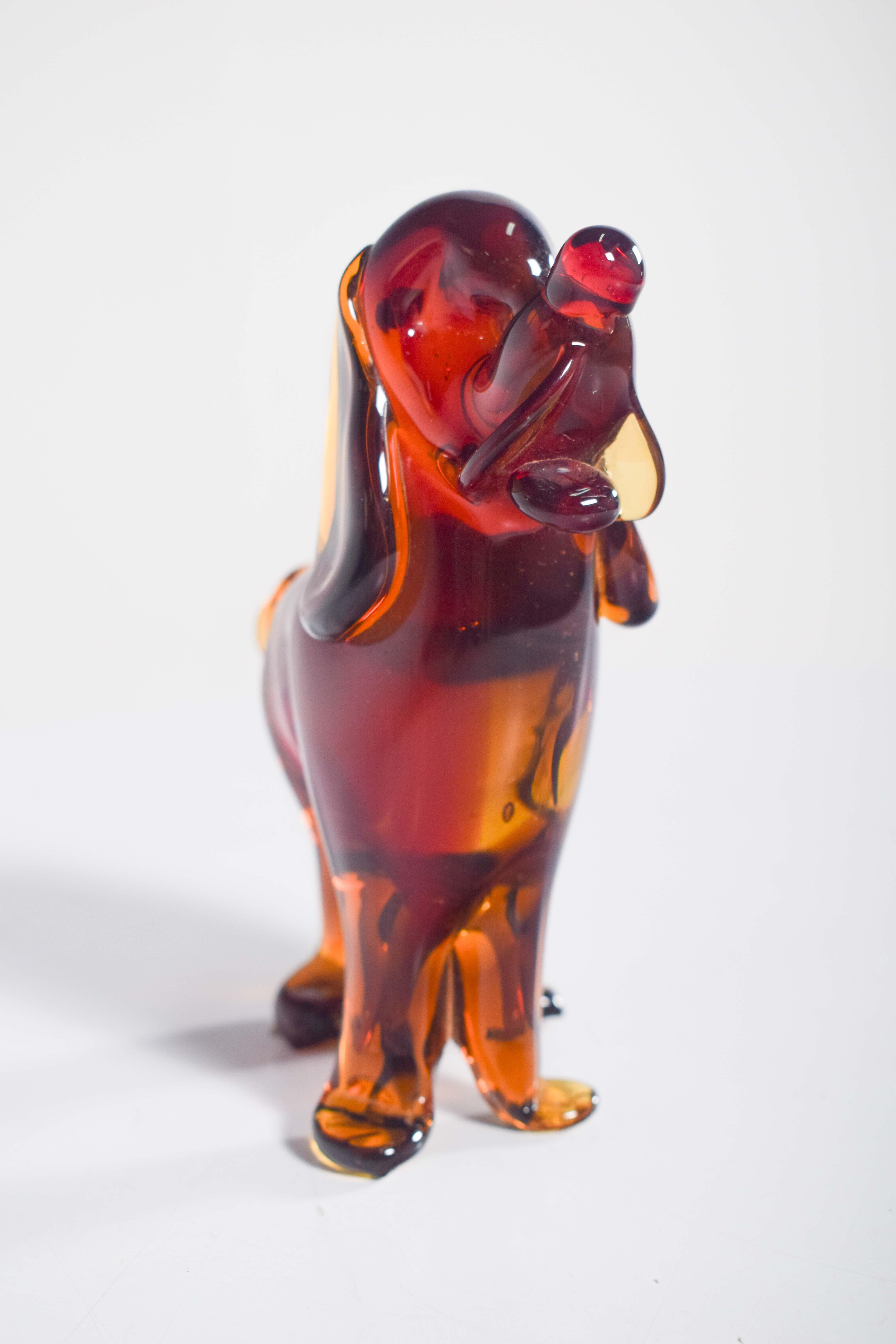 Figurina di cane realizzata in vetro vibrante rosso e arancione in vendita 2
