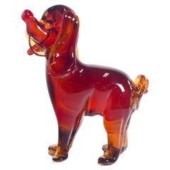 Figurine de chien en verre rouge et orange vibrant