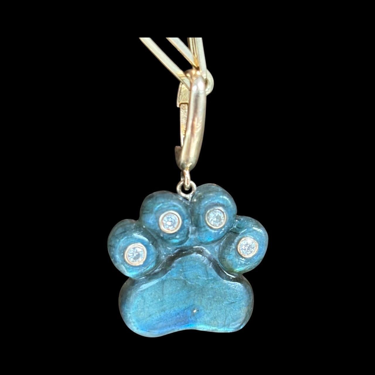 Pendentif patte de chien

Labradorite, diamants et or 14k

Patte de chien en labradorite sculptée à la main avec quatre diamants ronds de 2 mm de diamètre sertis en or  - une dans chaque patte.

Les pendentifs mesurent 3/4