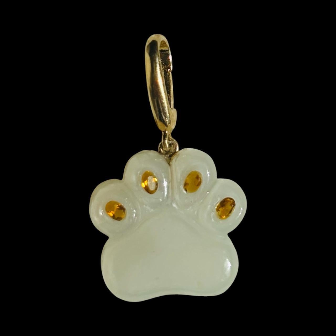 Pendentif patte de chien

Pierre de lune, citrines et or 14k

Patte de chien en pierre de lune sculptée à la main avec quatre citrines ovales - une dans chaque patte.

Les pendentifs mesurent 3/4