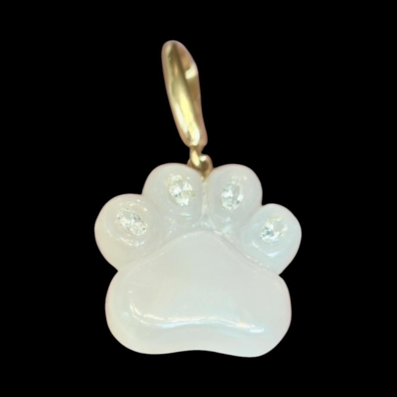 Pendentif patte de chien

Pierre de lune, diamants et or 14k

Patte de chien en pierre de lune sculptée à la main avec quatre diamants ovales - un dans chaque patte.

Les pendentifs mesurent 3/4