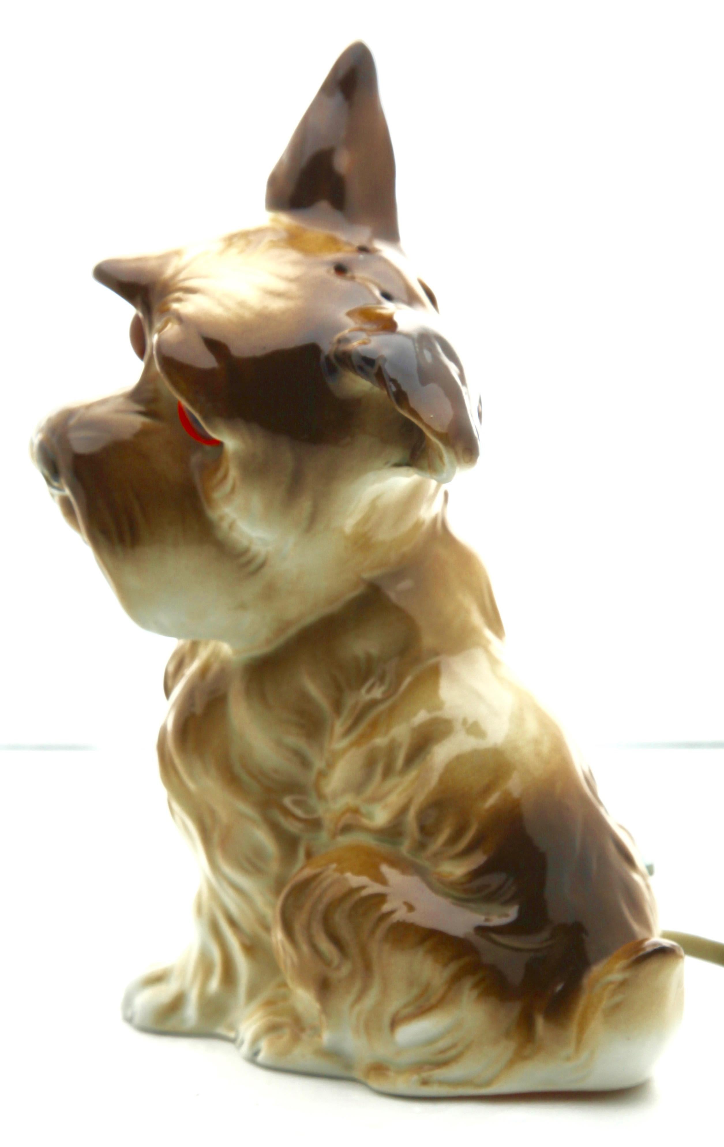 Seltene und wunderschöne Hundeparfümlampe, Carl Scheidig Grafenthal, Deutschland, zugeschrieben.
Hervorragender Zustand, Lampe ist funktionsfähig.
Größe: Höhe 17 cm, 6,7 in, Breite 11 cm, 4,33 in.
Deutschland, 1930er Jahre, sehr guter