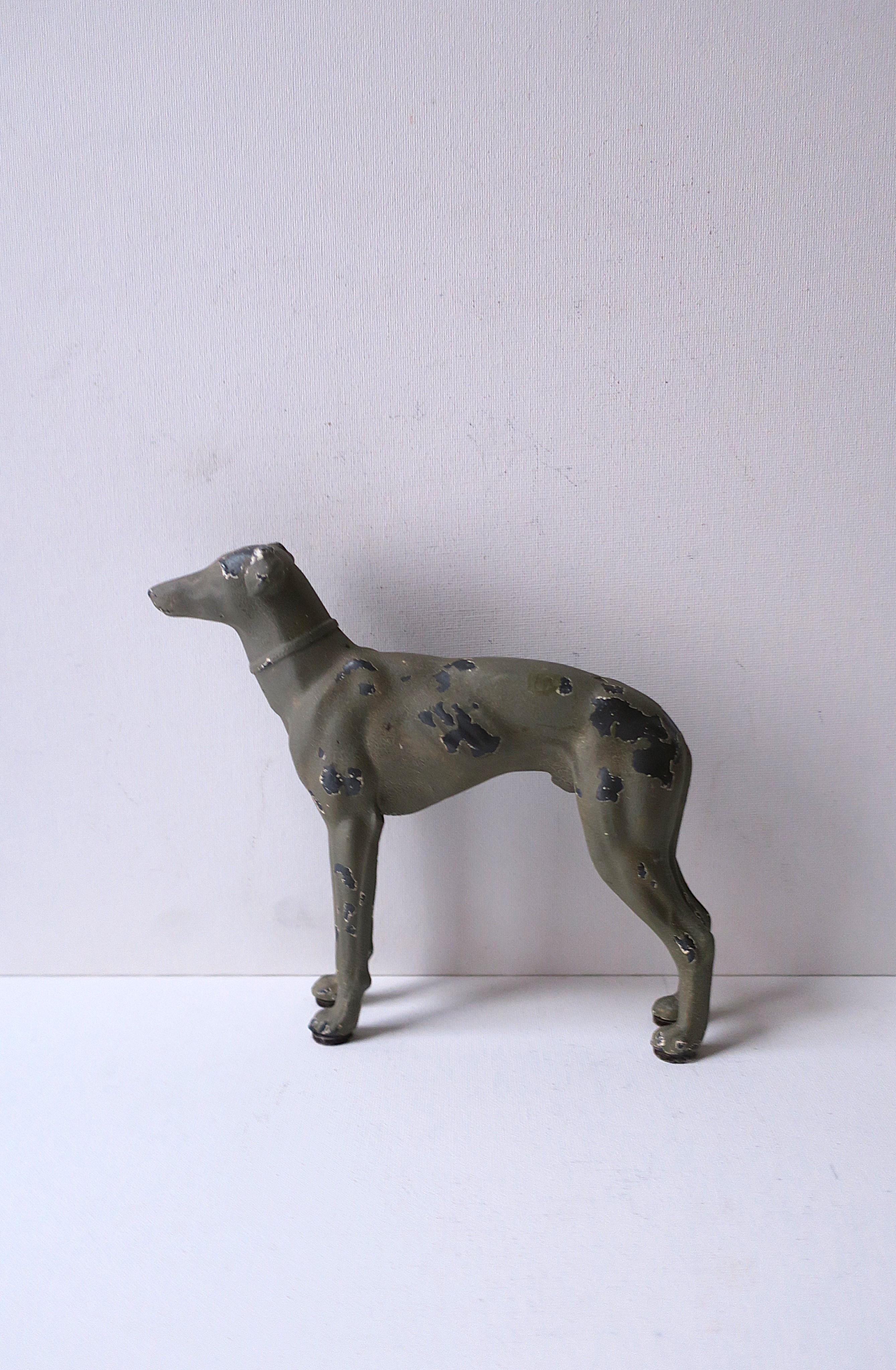 Objet décoratif de style Art déco en forme de chien en fer, vers le milieu ou la fin du XXe siècle. Le chien est en fonte, avec une teinte grise peinte à froid et une surface intentionnellement altérée. Un bel objet décoratif pour une étagère, une