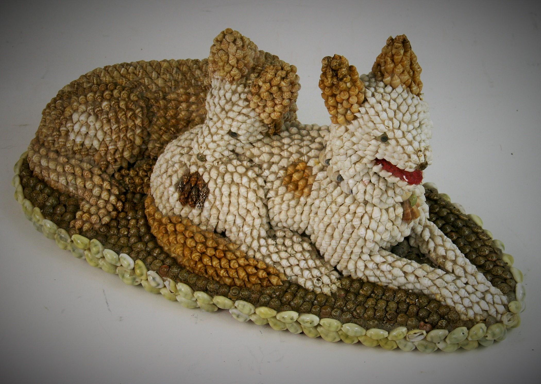 Sculpture de chien artisanale fabriquée à partir de coquillages Bon état - En vente à Douglas Manor, NY
