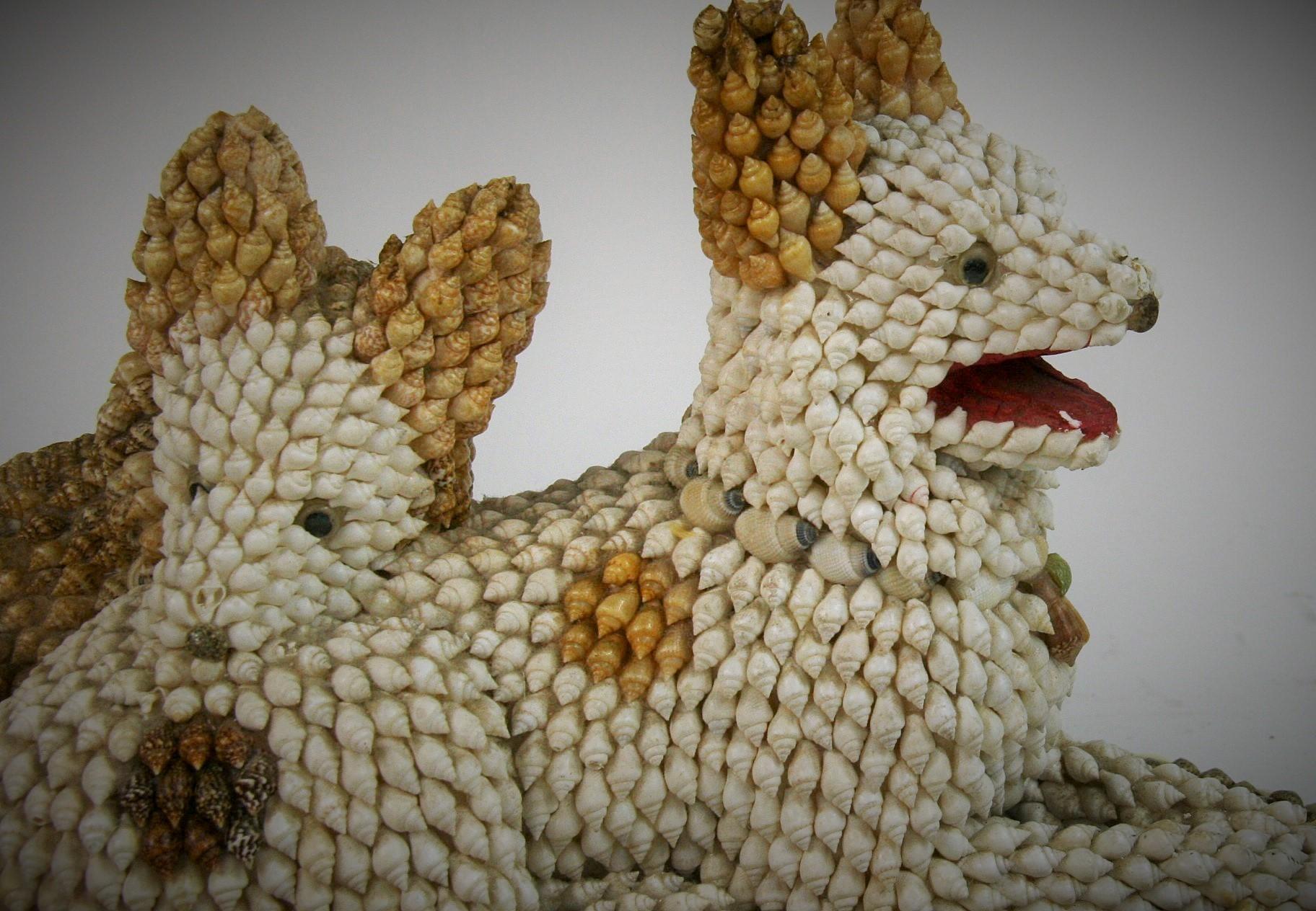 Milieu du XXe siècle Sculpture de chien artisanale fabriquée à partir de coquillages en vente