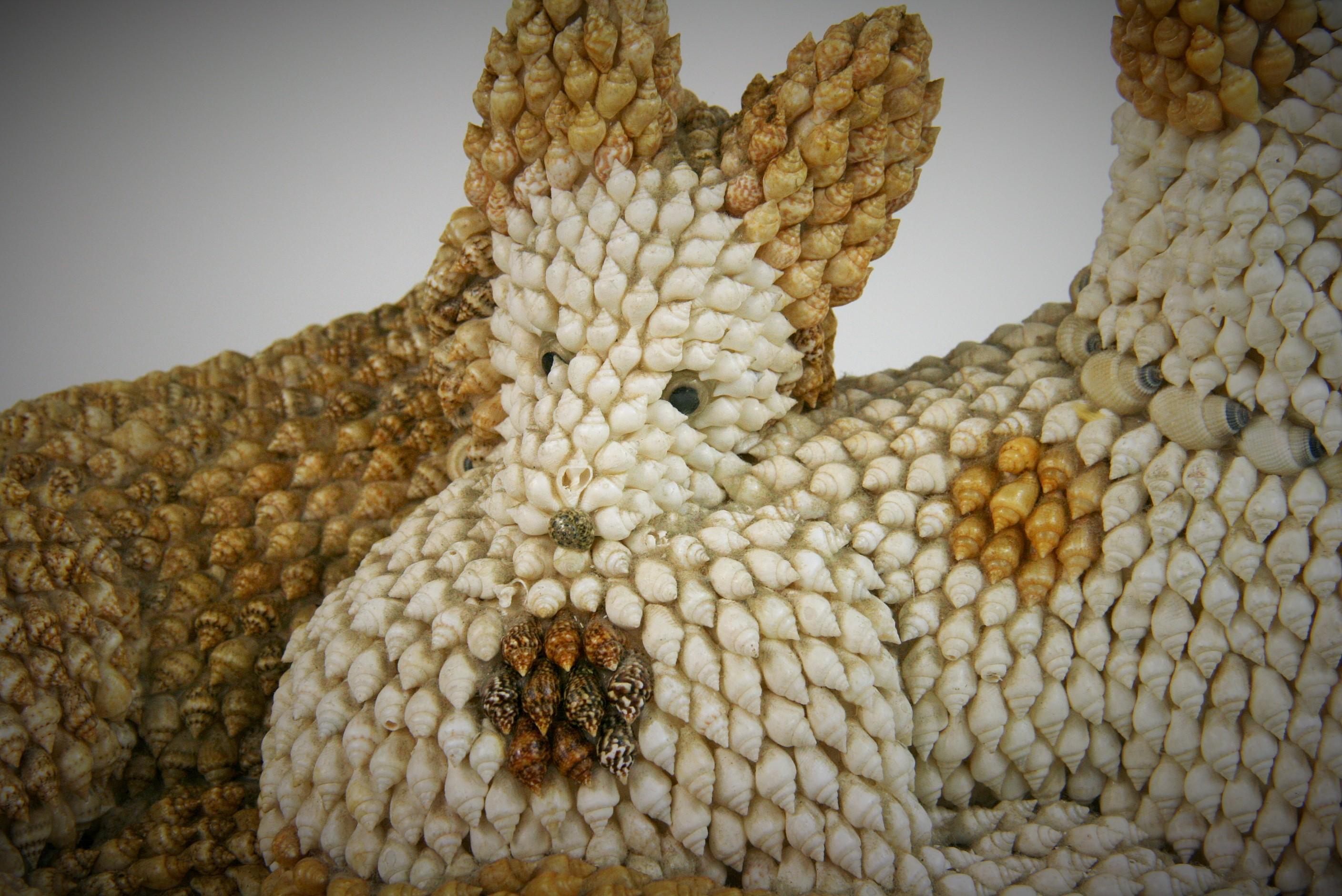 Coquillage Sculpture de chien artisanale fabriquée à partir de coquillages en vente