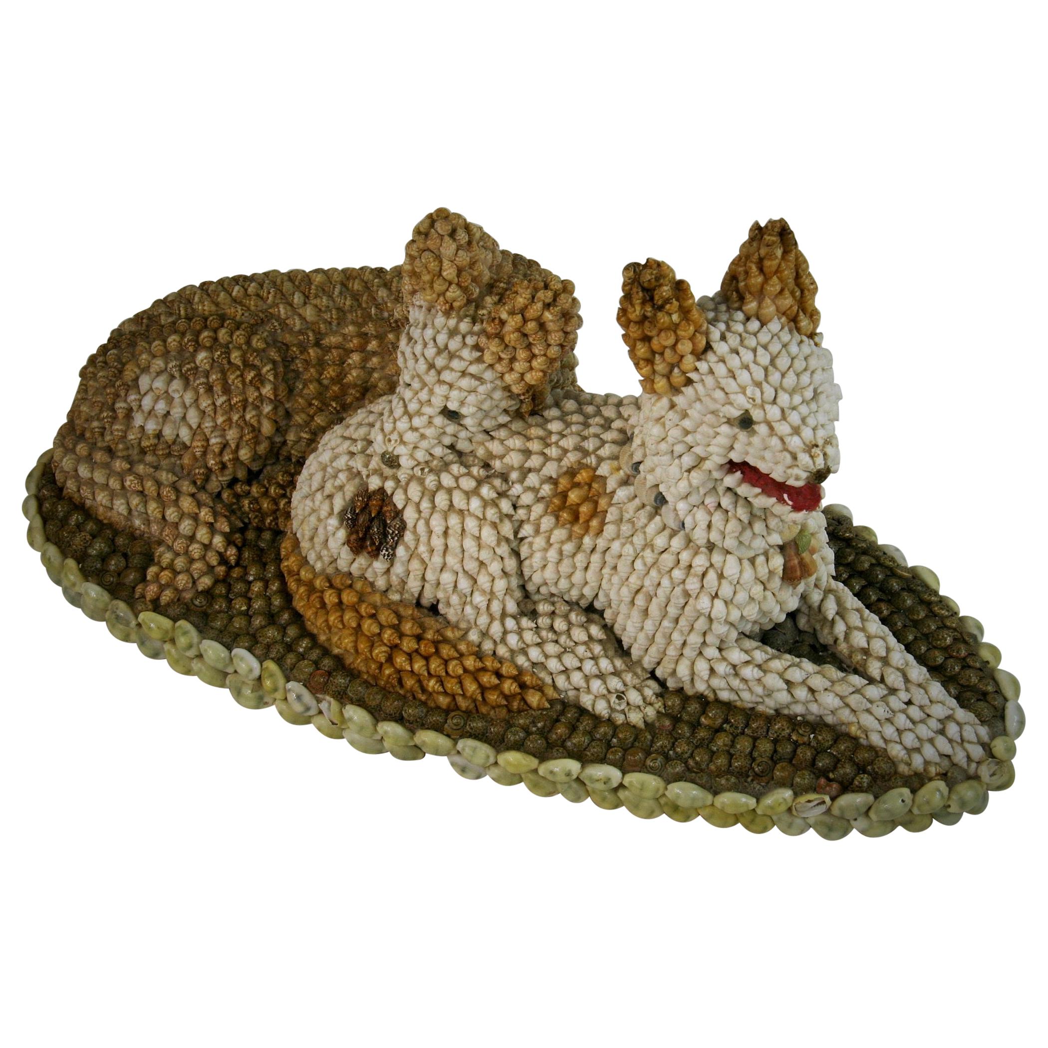 2-327 Art populaire étonnant  Sculpture de deux chiens réalisée à partir de coquillages de différentes tailles, couleurs et formes.
