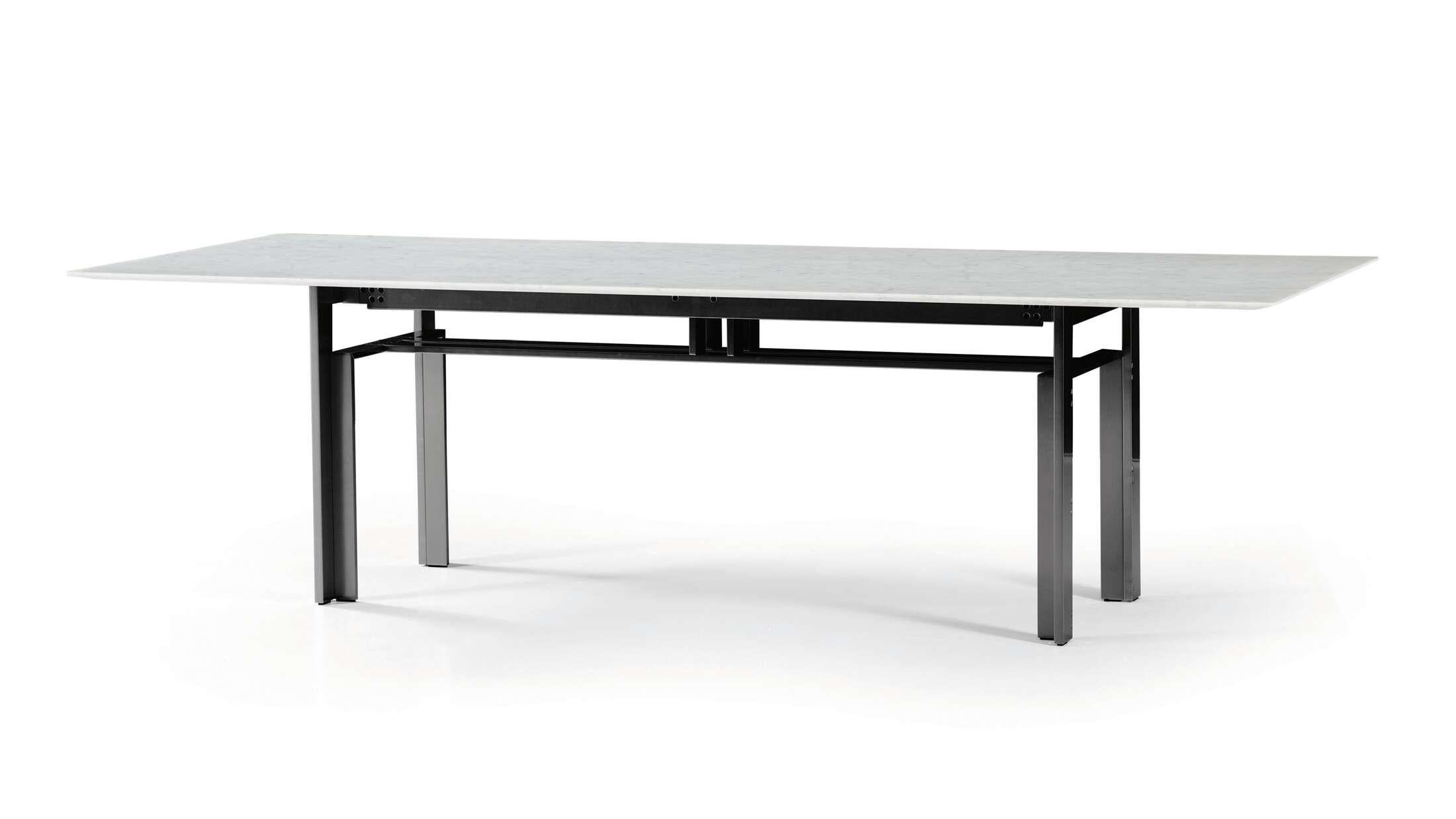 Grande table de salle à manger Doge conçue par Carlo Scarpa.
Fabriqué par Cassina (Italie)

EMBLÈME ULTRARATIONAL
Une structure sculpturale devenue un emblème du design italien, une marque de fabrique du nouveau mouvement ultrarational qui, à la fin