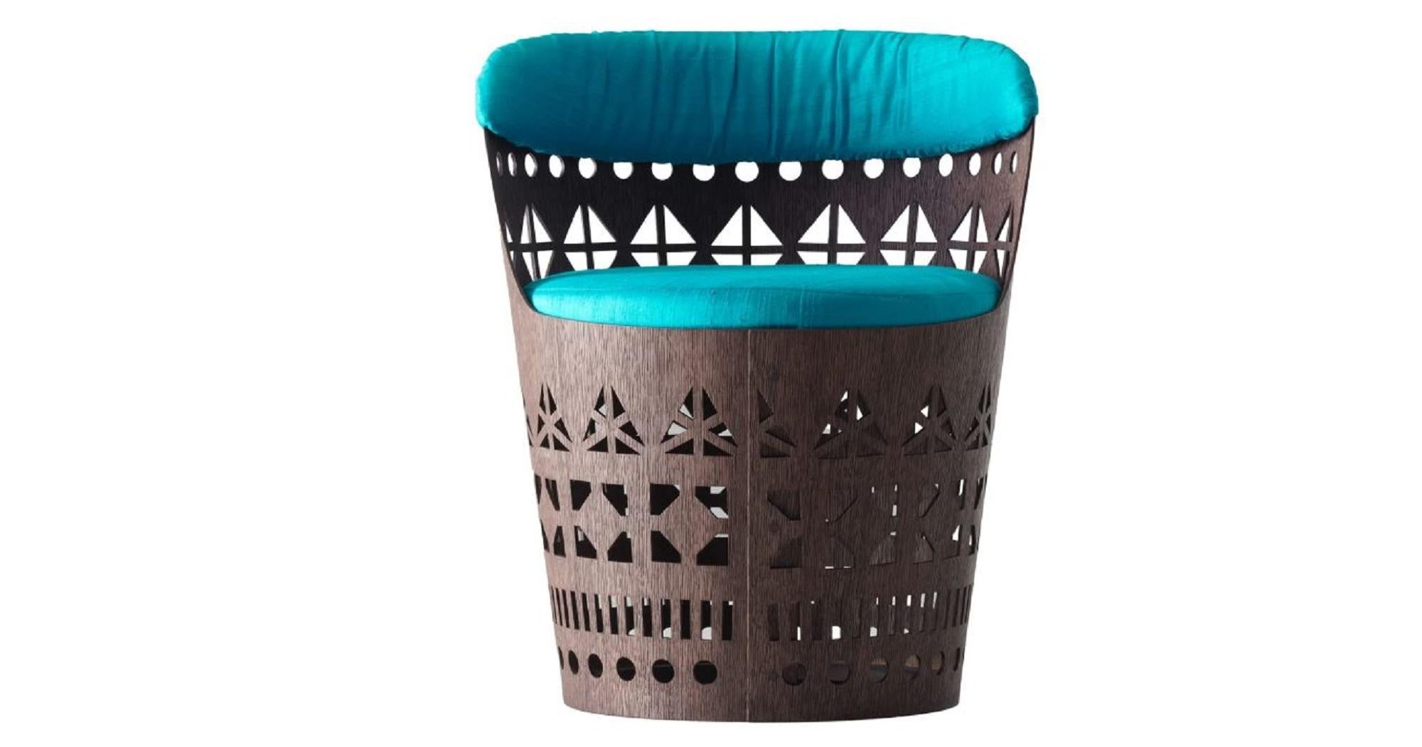 Dogon ist ein Stuhl, der ethnische Erinnerungen mit einem modernen, minimalistischen Design neu interpretiert. Er wurde von dem Designer Ferruccio Laviani entworfen und besteht aus einer einzigen, flexiblen Platte aus perforiertem Sperrholz mit