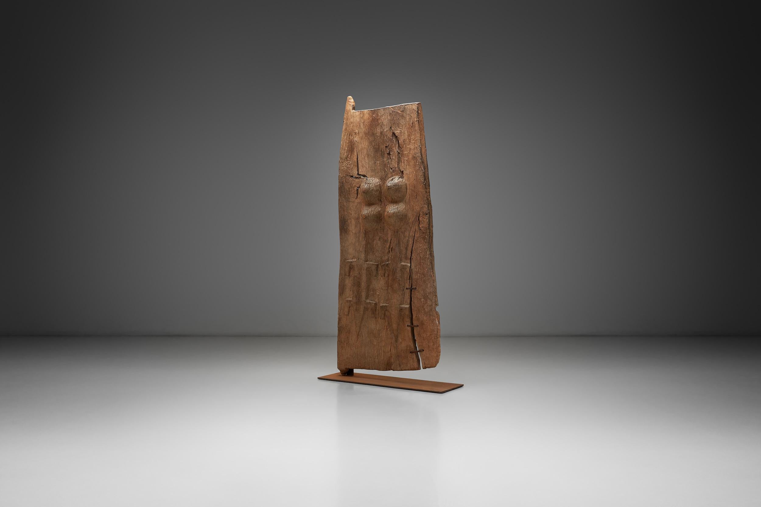 Depuis la nuit des temps, la Nature est une source d'inspiration pour les artistes, les artisans et les gens de tous les métiers. Cette porte traditionnelle Dogon du Mali est idéale pour apporter un morceau d'histoire dans n'importe quel espace pour