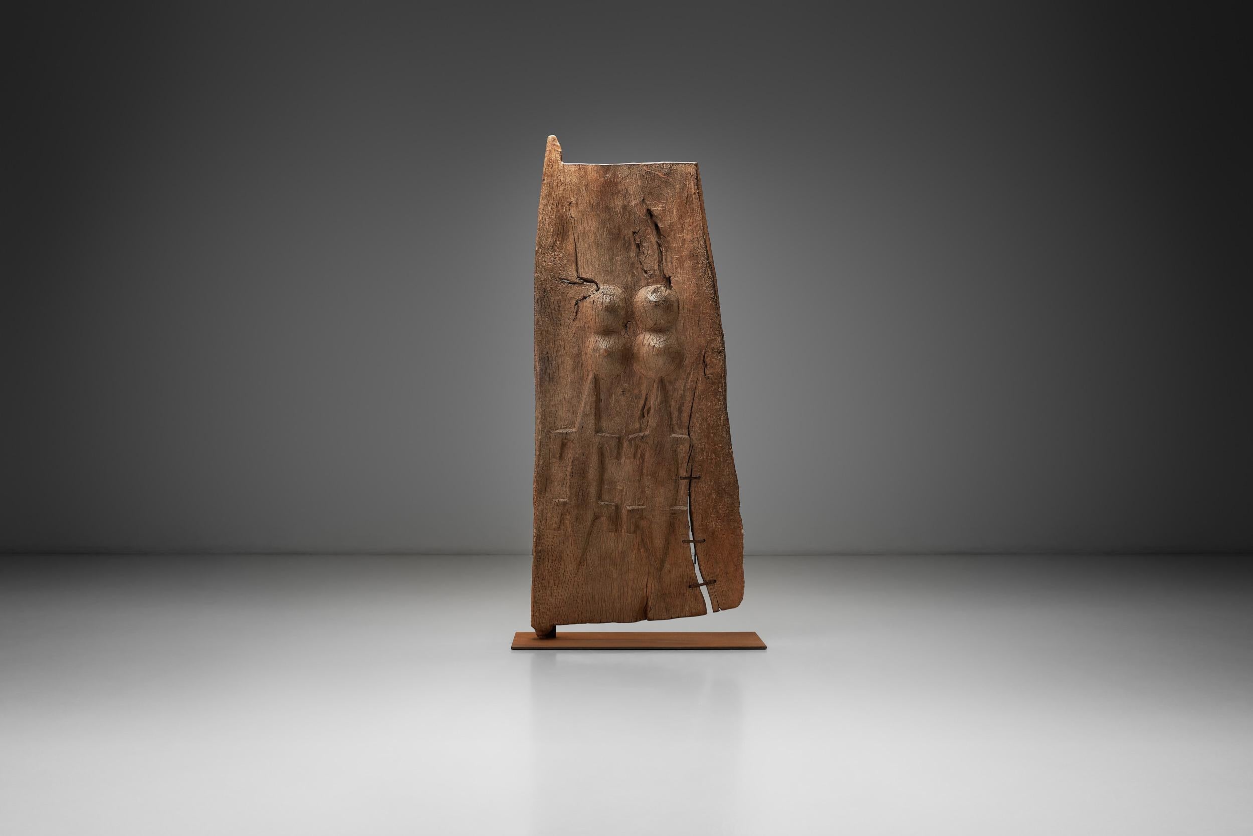 Tribal Porte Dogon avec détails sculptés, Mali Début du 20e siècle en vente
