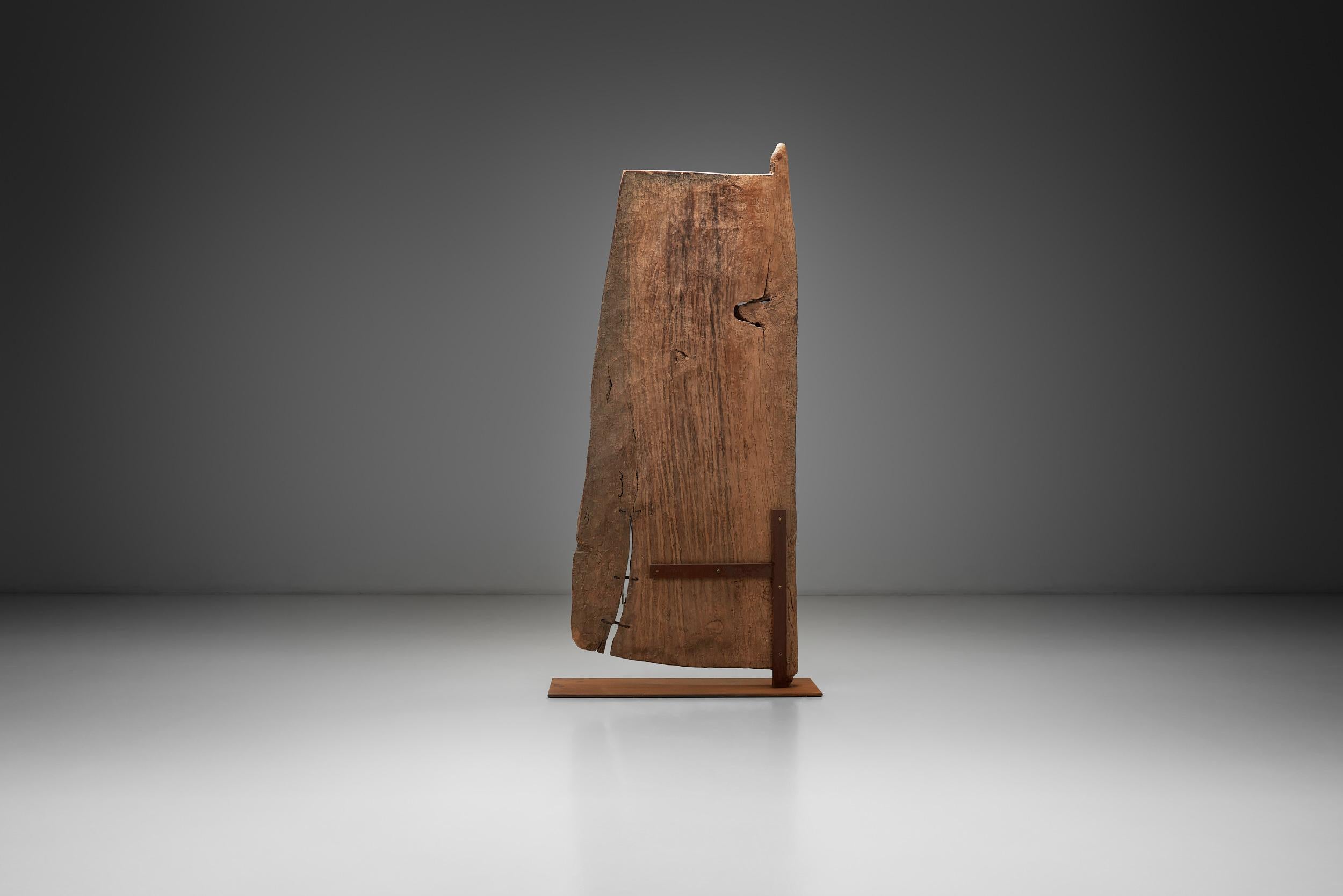Porte Dogon avec détails sculptés, Mali Début du 20e siècle Bon état - En vente à Utrecht, NL
