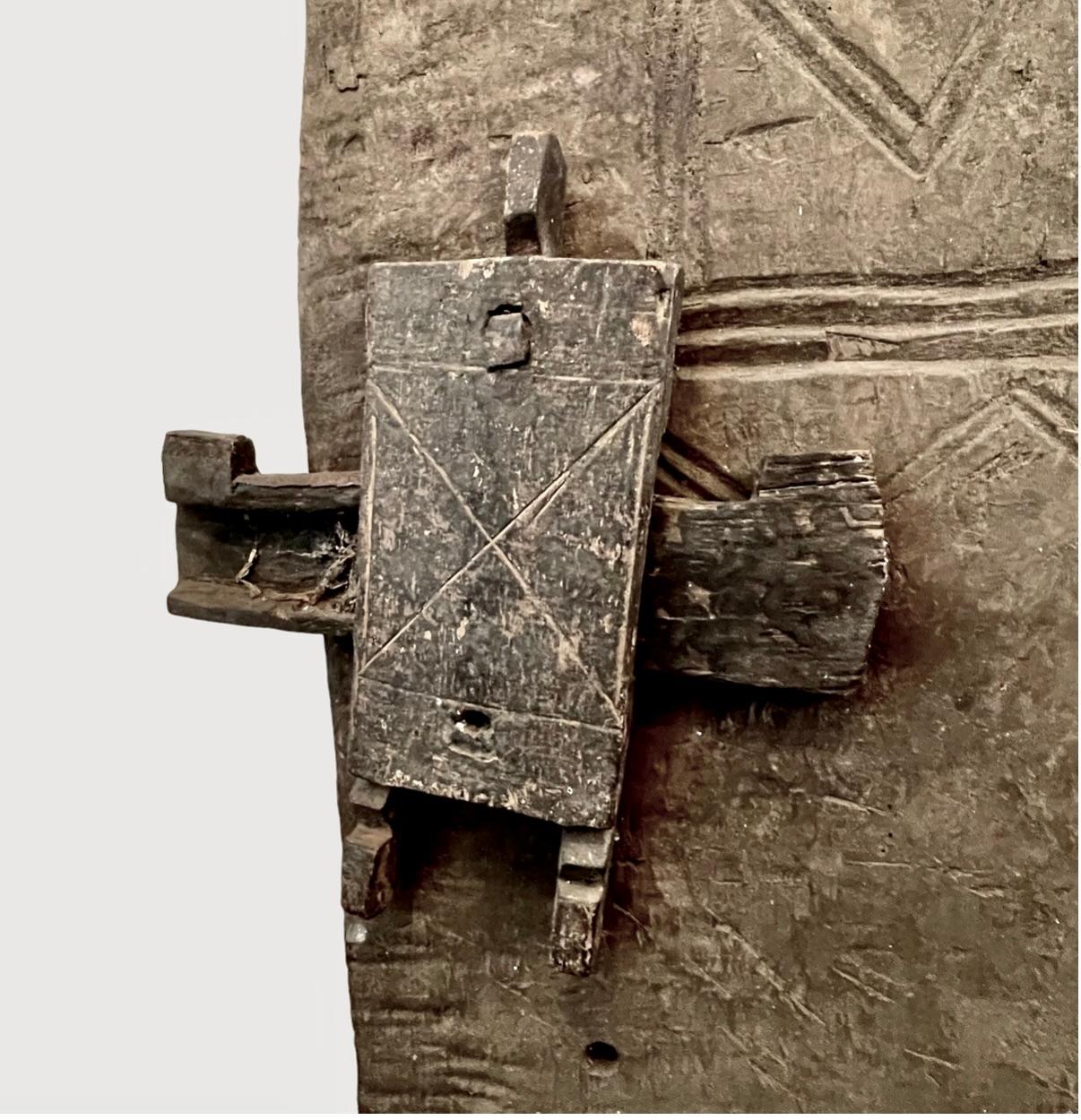 Tribal Dogon Finely carved Door with Lock, Early 20th Century en vente