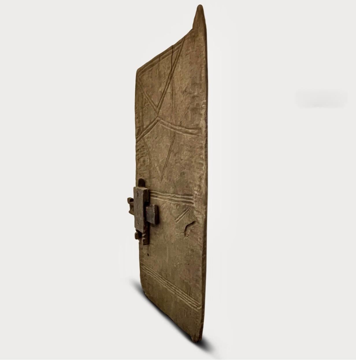 Dogon Finely carved Door with Lock, Early 20th Century Bon état - En vente à CA, CA