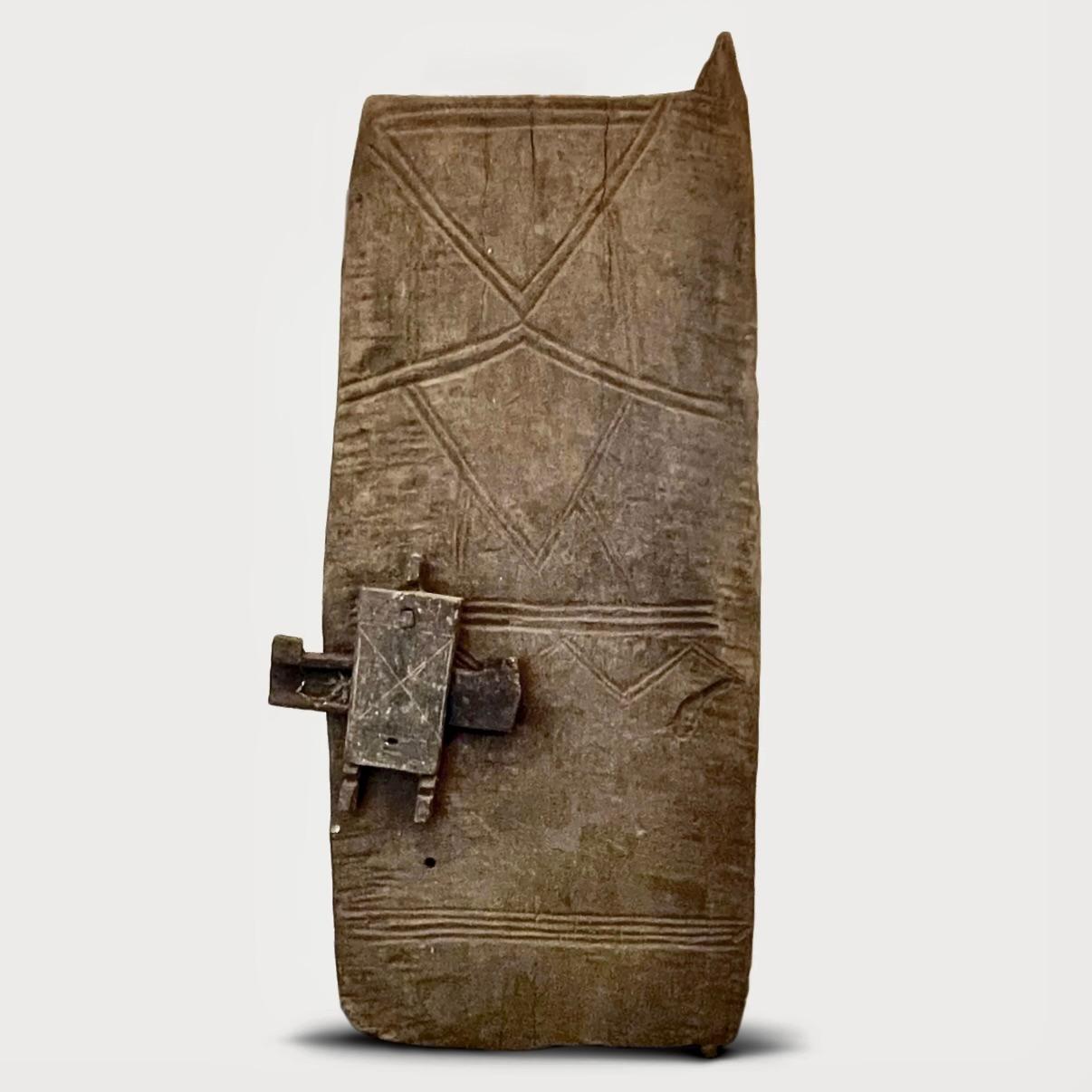 Dogon Finely carved Door with Lock, Early 20th Century en vente 2