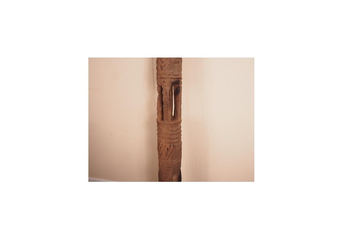 Pilon à percussion en bois de fer de la tribu Dogon, de qualité muséale, qui aurait été collecté dans une grotte de Tellem dans l'escarpement de Bandiagara au Mali. Collectional à la fin des années 1970 et datant approximativement du deuxième quart