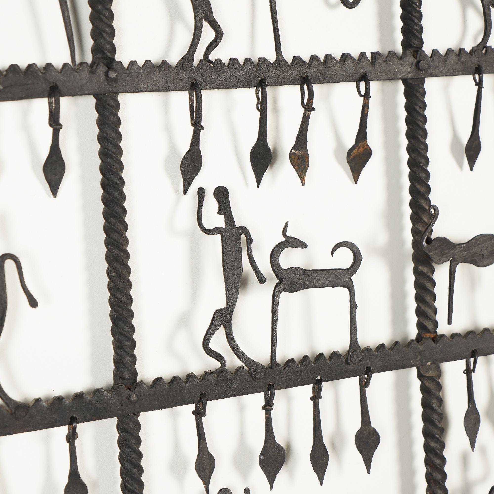 Handgeschmiedeter, gedrehter, gedrehter Eisenwandgitter mit Figuren aus Seil, Dogon-Stammesstil, 1900-25 im Zustand „Gut“ im Angebot in Kenilworth, IL