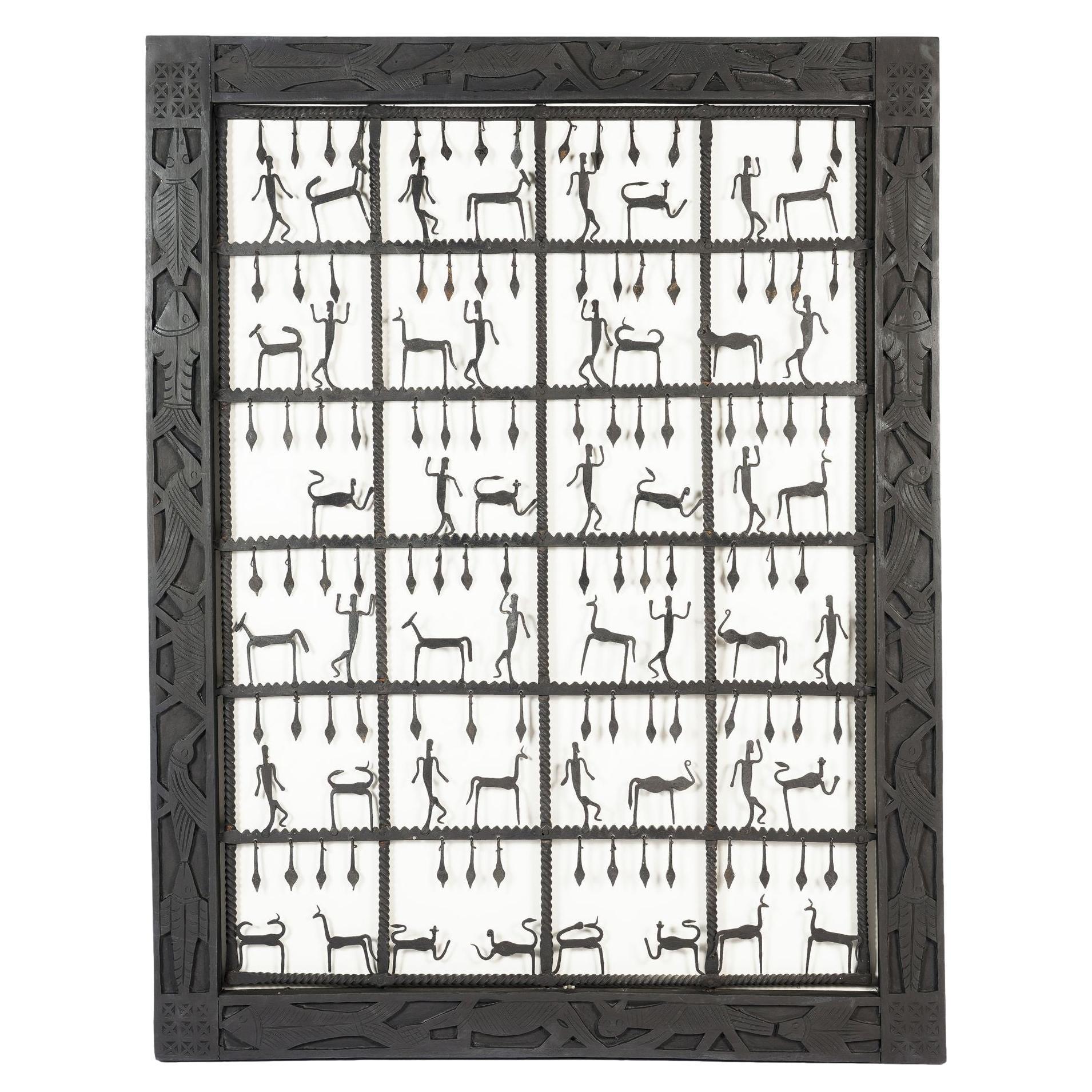 grille de fenêtre Dogon en fer torsadé forgé à la main avec des personnages, 1900-25 en vente