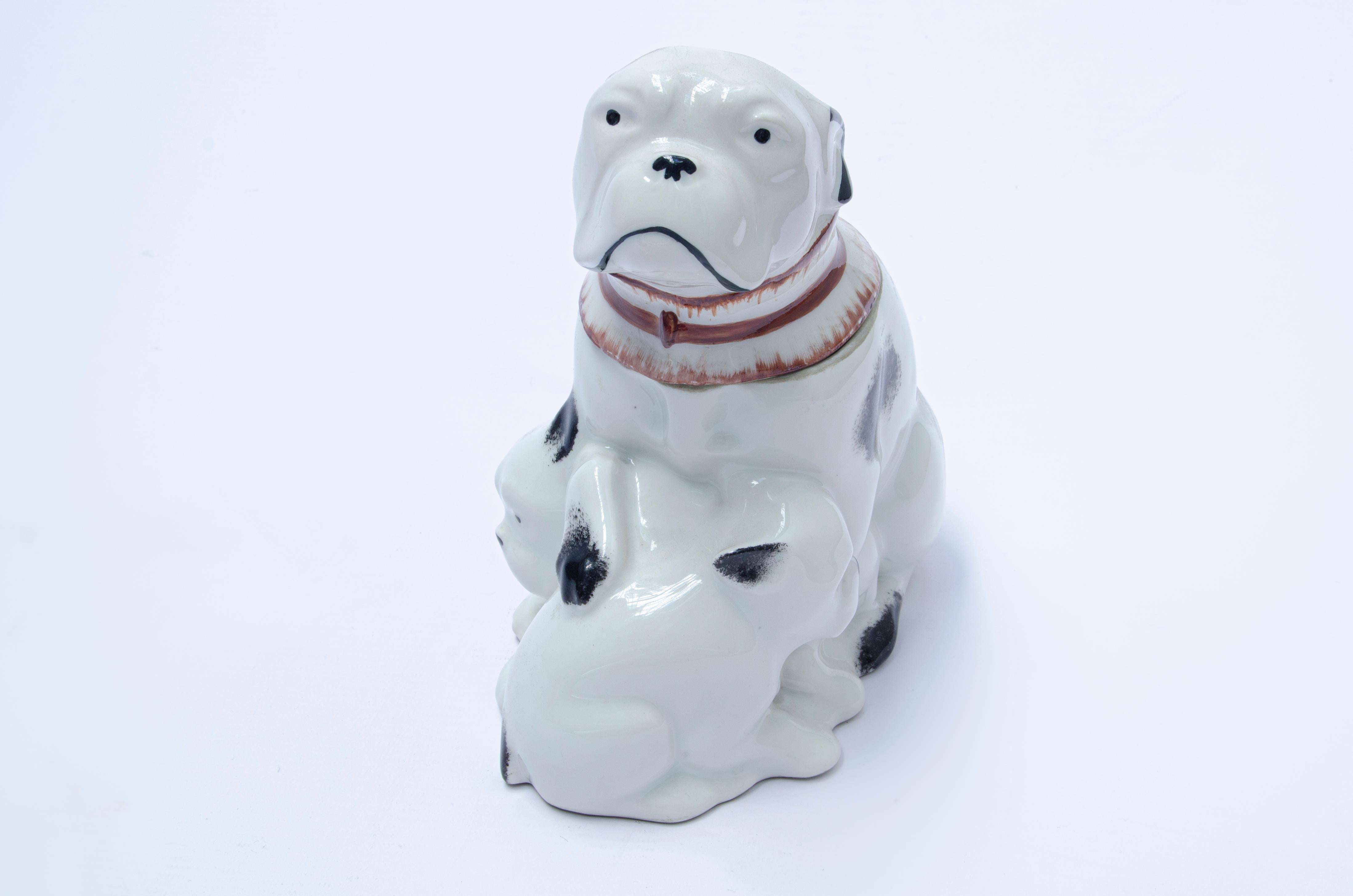 Bonbondose für Hunde von Edouard Marcel Sandoz (1881-1971), hergestellt von Haviland.

Wapler, Jacques-Ph. (1999) 