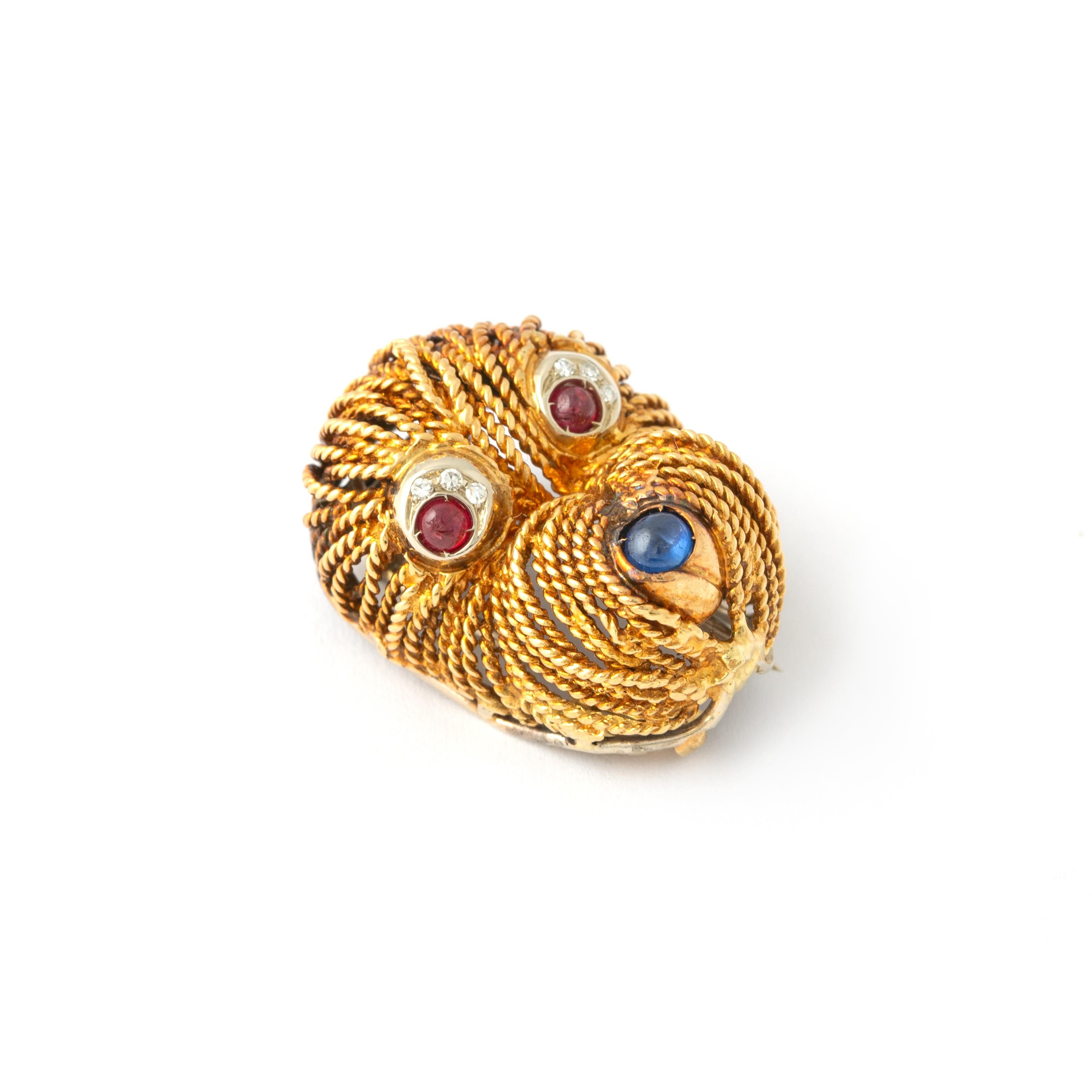 A lovely dog's head Brooch in yellow gold 18K set by round diamonds, cabochon ruby eyes and sapphire on the nose.
Italian work.
Circa 1960.
Total length: 2.60 centimeters.
Total width: 2.00 centimeters.
Total thickness: 1.65 centimeters.

Total