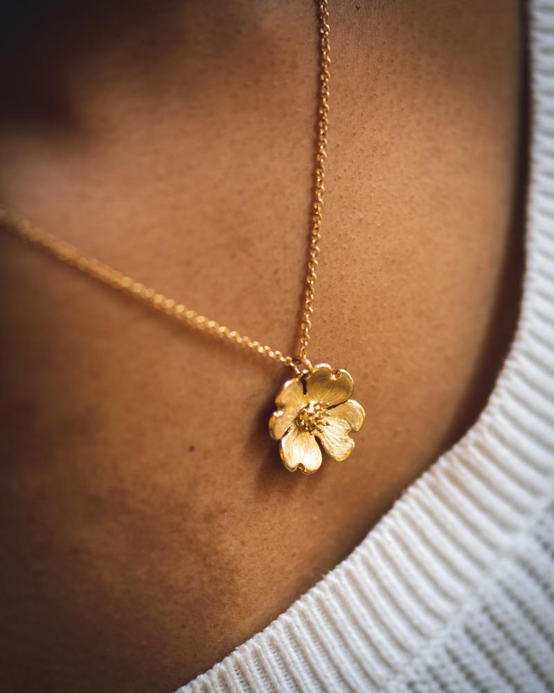 Le collier de fleurs de cornouiller en or 18 carats sculpté à la main est fabriqué par Jennifer Rutheny dans la magnifique vallée de l'Hudson, dans l'État de New York. Ce collier de fleurs de cornouiller en or 18 carats est signé et daté. Il est