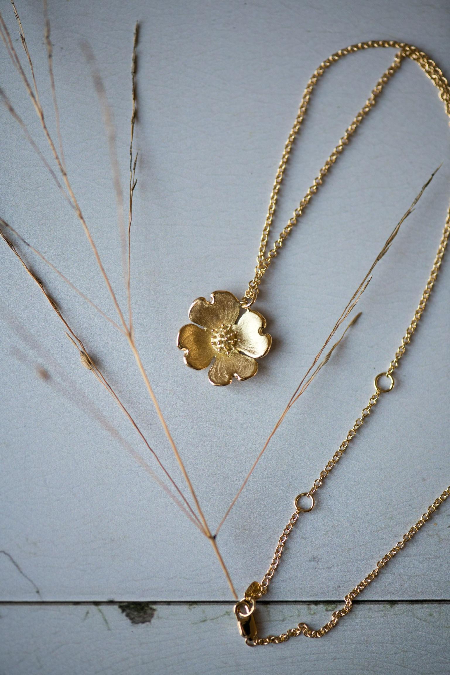 Collier de fleurs de cornouiller Neuf - En vente à New York, NY
