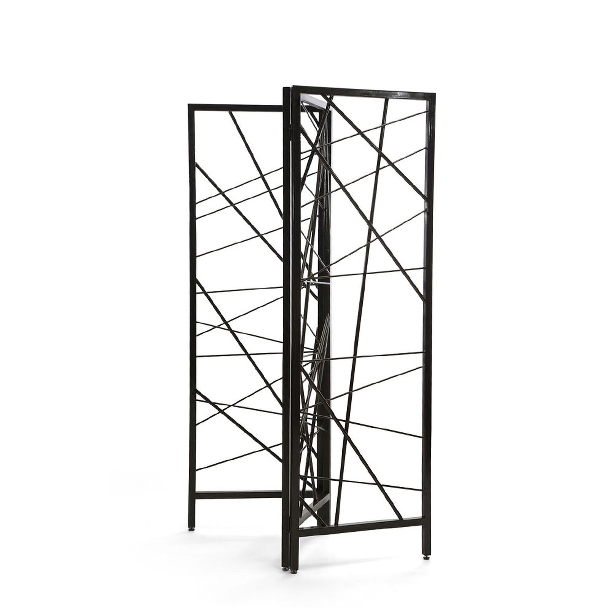The Doheny room screen delivers a luxurious twist on the classic screen. It features a handcrafted metal frame with a Mikado style design. The sleek metal rods are individually placed and nished with an artisanal approach. Discreet safety locks have