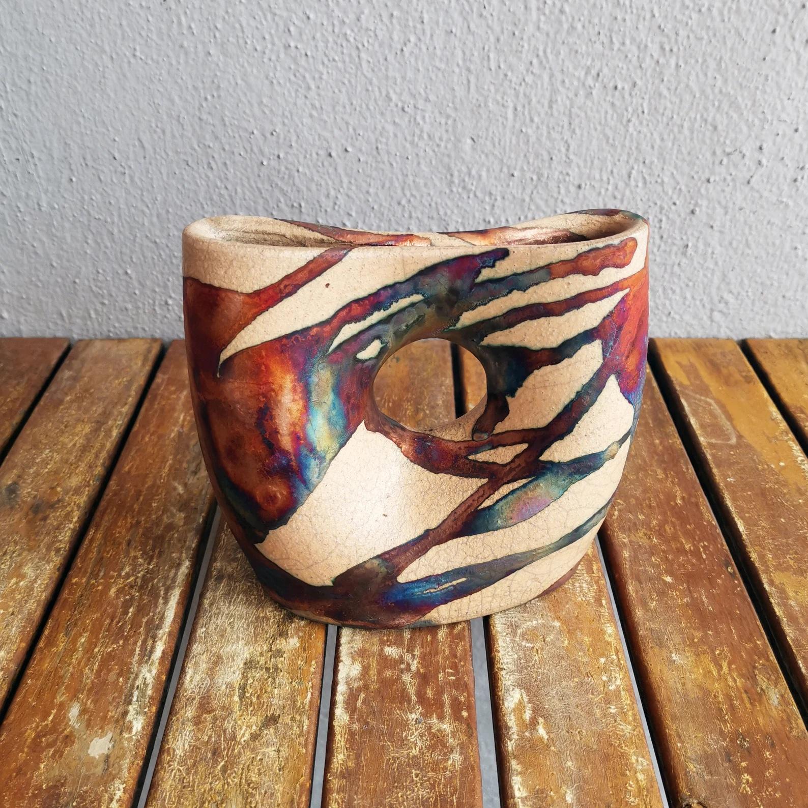 Dokutsu ( 洞窟 ) ~ (n) Höhle

Die Dokutsu-Vase zeigt mit ihrem ausgehöhlten Zentrum einen modernen Stil.

Sie würde sehr gut zu unserer Umi-Vase passen, aber auch alleine ist sie eine tolle Ergänzung. Unsere Dokutsu-Vase verleiht jedem Raum eine