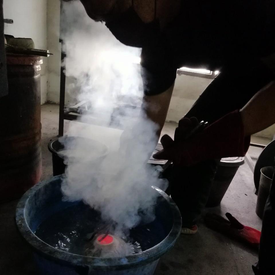 Dokutsu Raku-Vase aus geflammter Keramik, halber Kupfer, matt, handgefertigt im Zustand „Neu“ im Angebot in Petaling Jaya, MY
