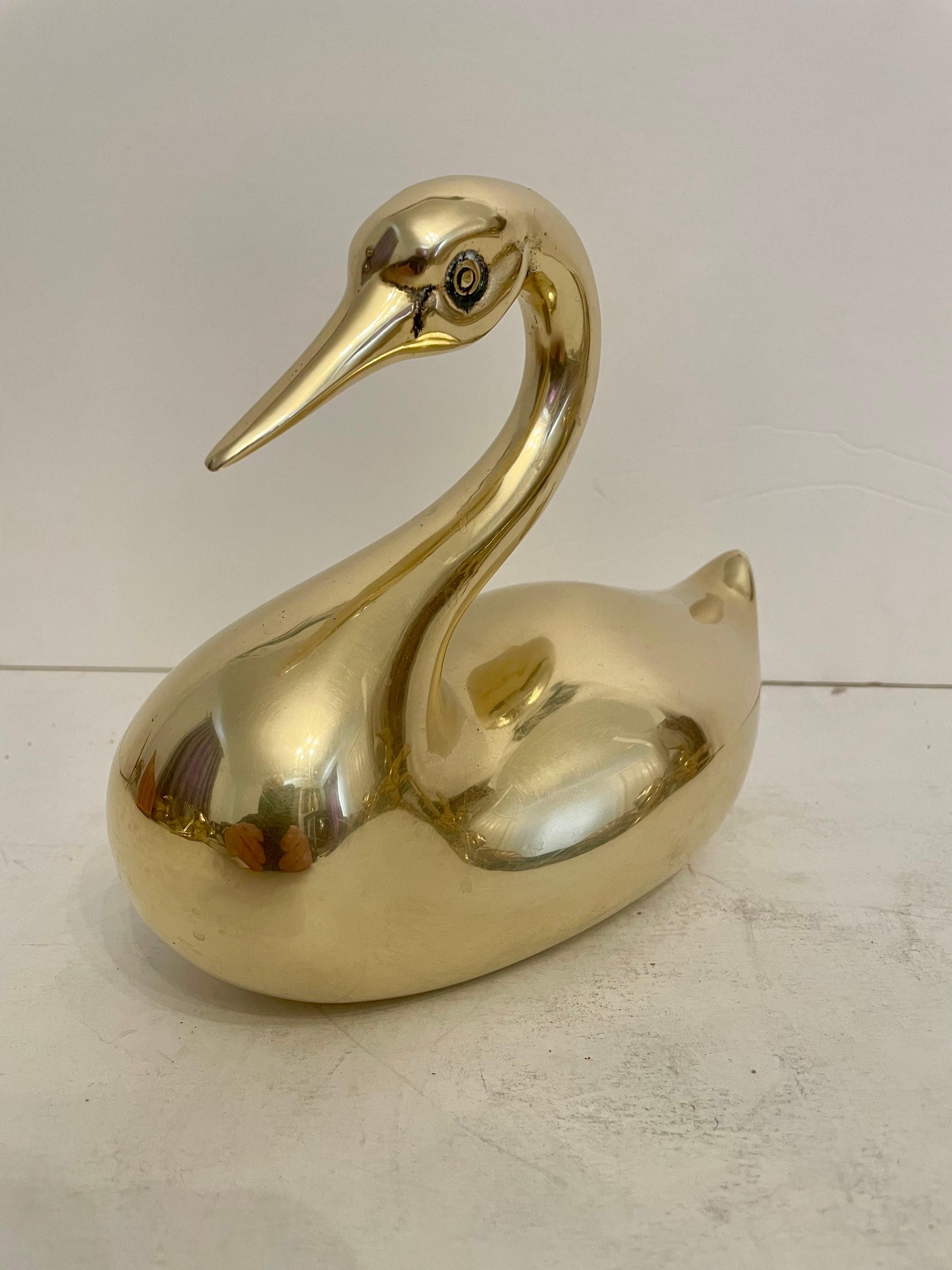 Mid-Century moderno Scultura di cigno in ottone di grandi dimensioni Dolbi Cashier in vendita