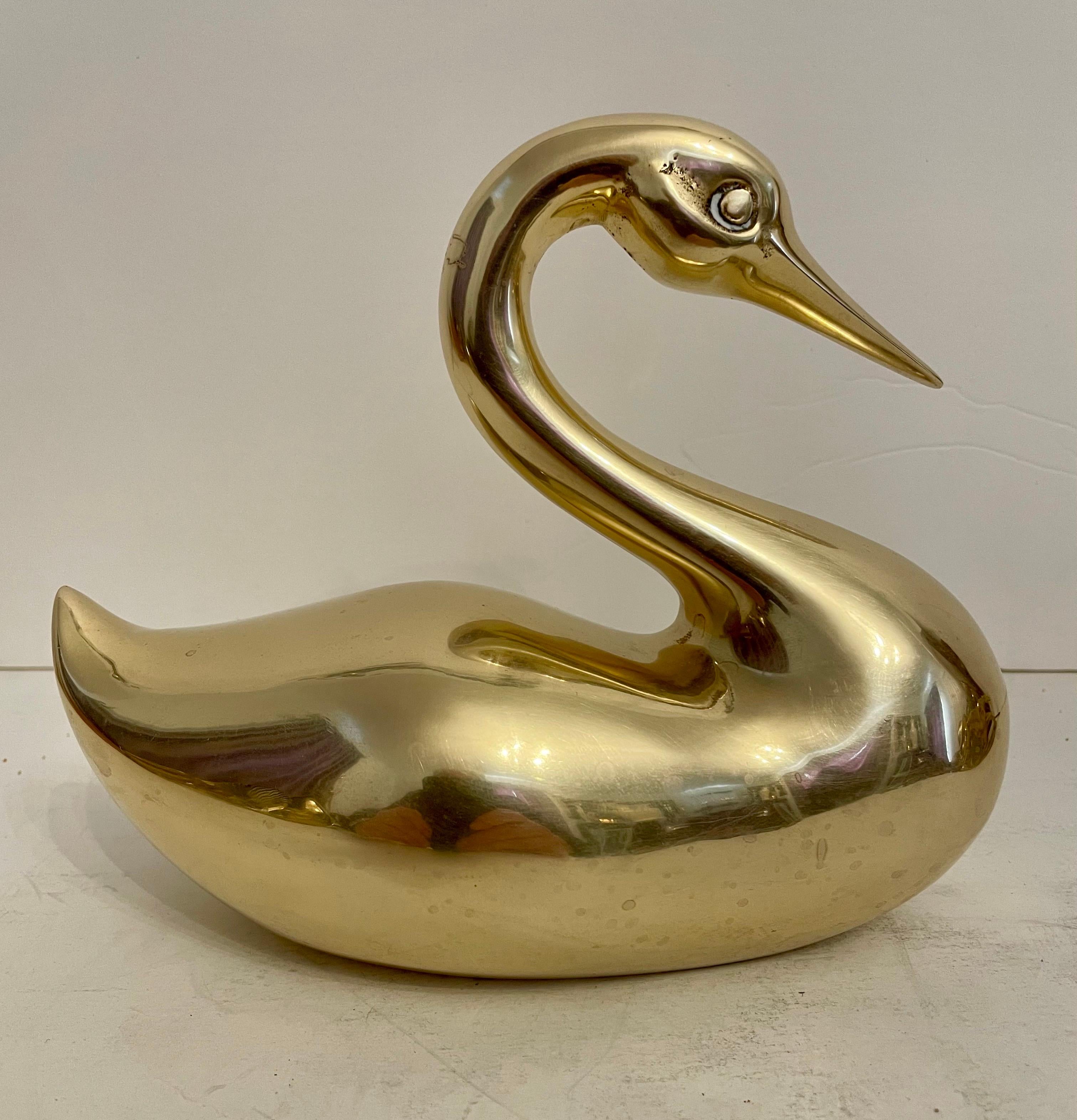 Fine XX secolo Scultura di cigno in ottone di grandi dimensioni Dolbi Cashier in vendita
