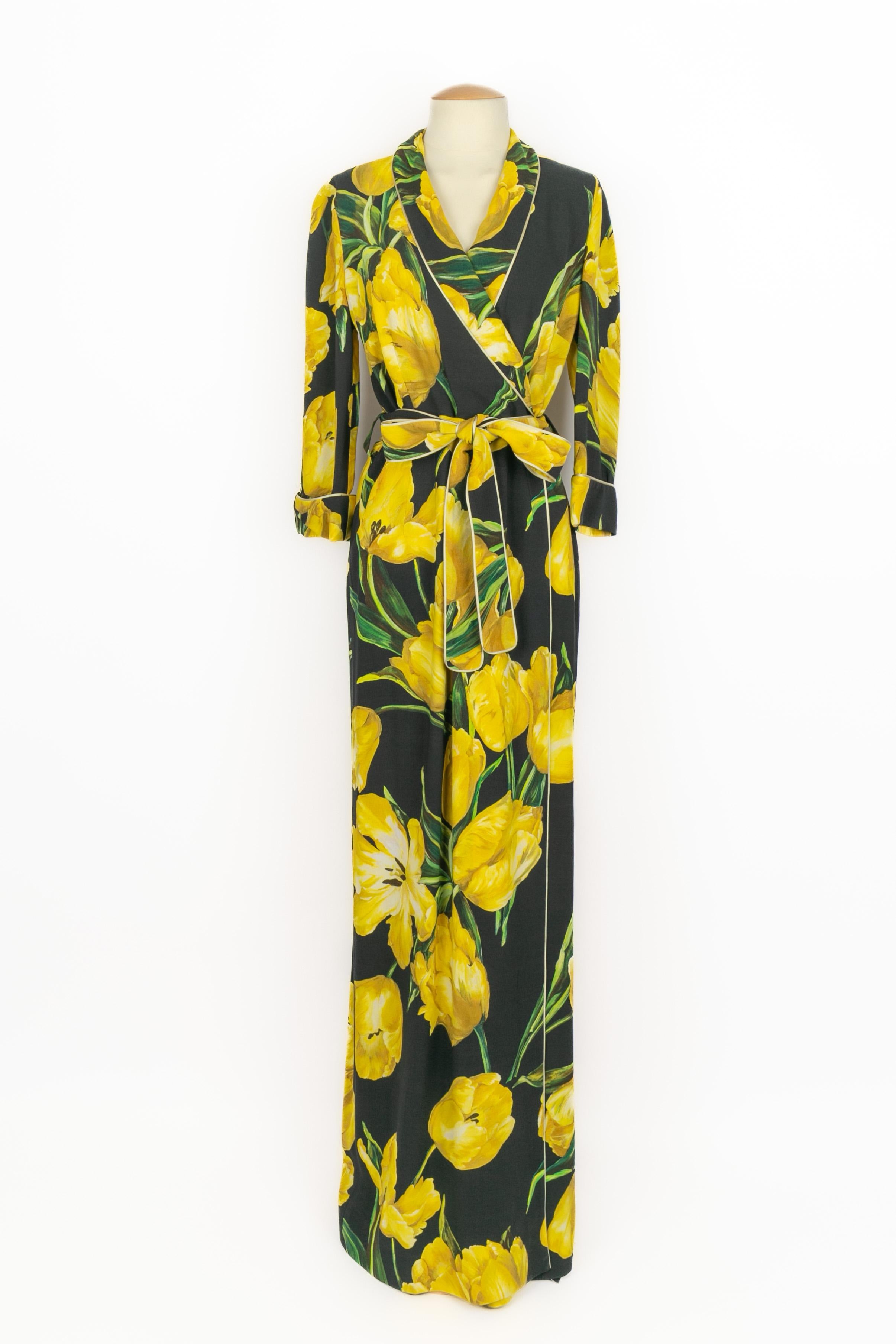 DOLCE&GABBANA - (Made in Italy) Langes Kleid aus Crêpe mit gelbem Tulpenmuster auf schwarzem Grund. Überkreuzter Ausschnitt. Kleid mit einem Schlitz und einem Gürtel. Reißverschluss hinten. Größe 42IT.

Bedingung:
Sehr guter